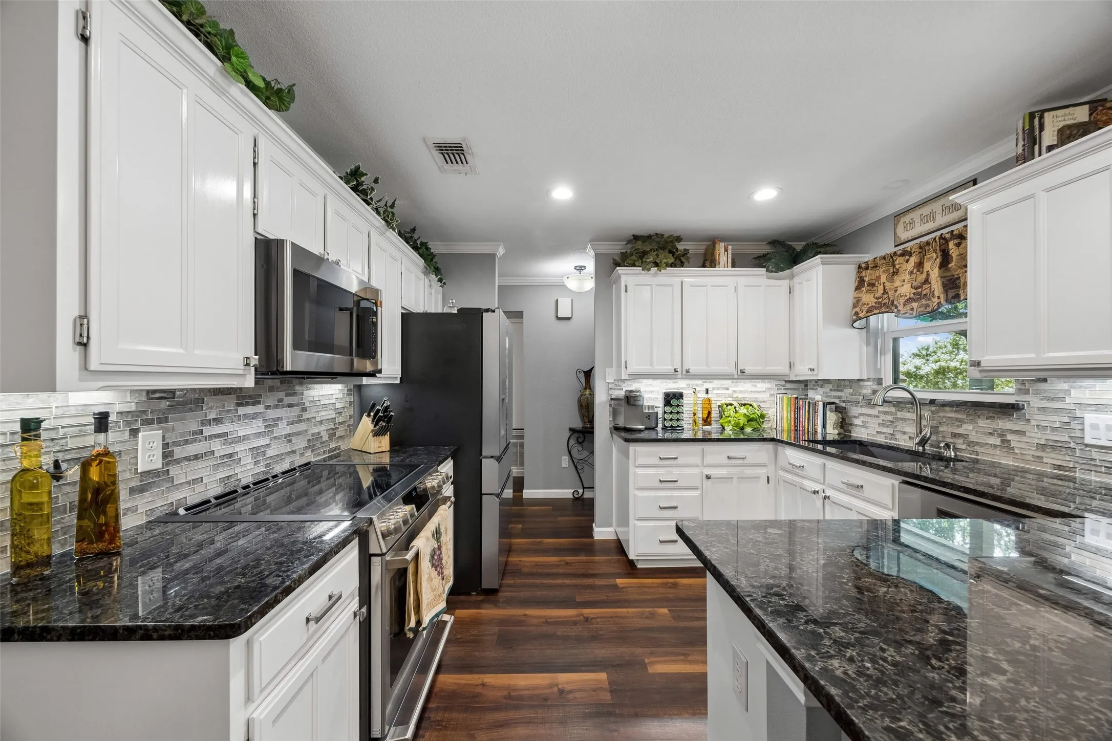 Single Family Residence For Sale in Tarrant County , 7416 Shady Hollow Court, North Richland Hills, Texas 76182, 3 Bedroom, 2 Bathroom, 2 Garage spaces, 1,638 Sqft, built in 1985, mls#21385983, Real Estate Agent in North Richland Hills, Homes For Sale in Tarrant county, Homes For Sale in North Richland Hills, Realtor in North Richland Hills Texas, Real Estate Brokerage Independent Realty Texas, Luminita Cordes Realtor