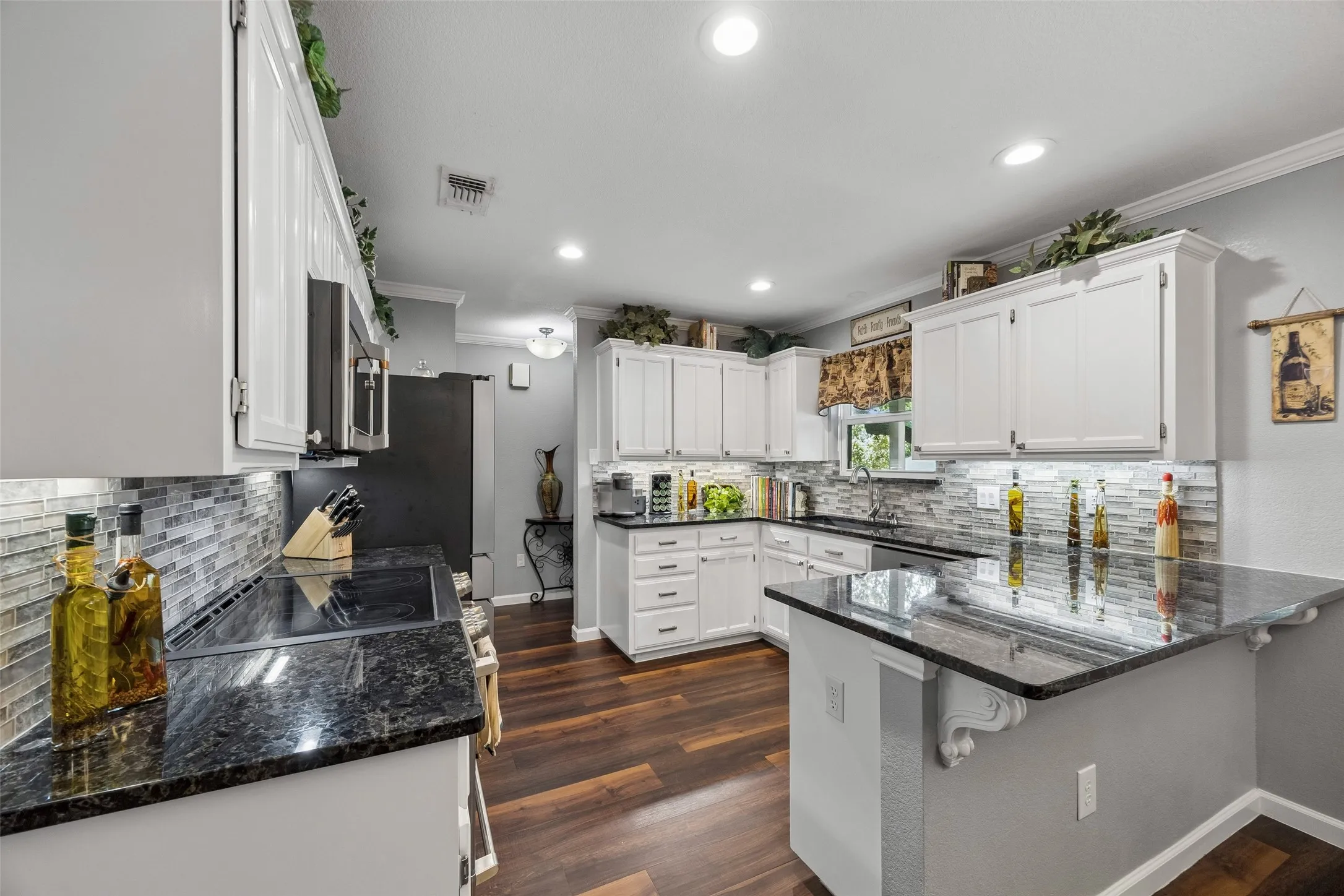 Single Family Residence For Sale in Tarrant County , 7416 Shady Hollow Court, North Richland Hills, Texas 76182, 3 Bedroom, 2 Bathroom, 2 Garage spaces, 1,638 Sqft, built in 1985, mls#21385983, Real Estate Agent in North Richland Hills, Homes For Sale in Tarrant county, Homes For Sale in North Richland Hills, Realtor in North Richland Hills Texas, Real Estate Brokerage Independent Realty Texas, Luminita Cordes Realtor