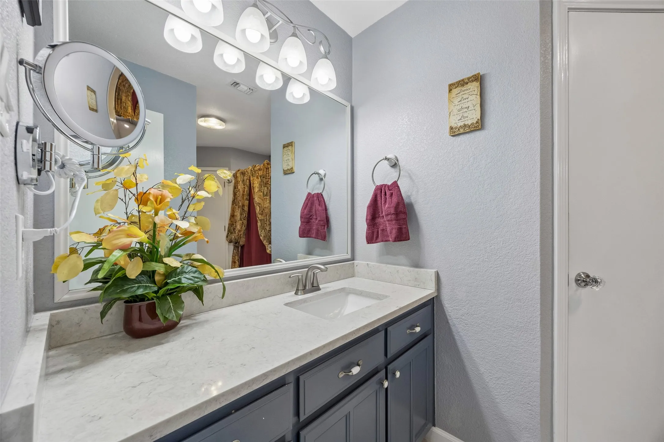 Single Family Residence For Sale in Tarrant County , 7416 Shady Hollow Court, North Richland Hills, Texas 76182, 3 Bedroom, 2 Bathroom, 2 Garage spaces, 1,638 Sqft, built in 1985, mls#21385983, Real Estate Agent in North Richland Hills, Homes For Sale in Tarrant county, Homes For Sale in North Richland Hills, Realtor in North Richland Hills Texas, Real Estate Brokerage Independent Realty Texas, Luminita Cordes Realtor