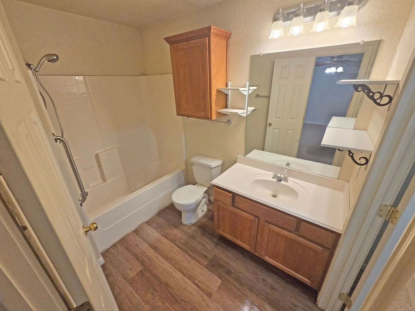 Single Family Residence For Sale in Hood County , 6204 Kelly Drive, Granbury, Texas 76048, 3 Bedroom, 2 Bathroom, 2 Garage spaces, 1,643 Sqft, built in 2004, mls#21387209, Real Estate Agent in Granbury, Homes For Sale in Hood county, Homes For Sale in Granbury, Realtor in Granbury Texas, Real Estate Brokerage Independent Realty Texas, Luminita Cordes Realtor