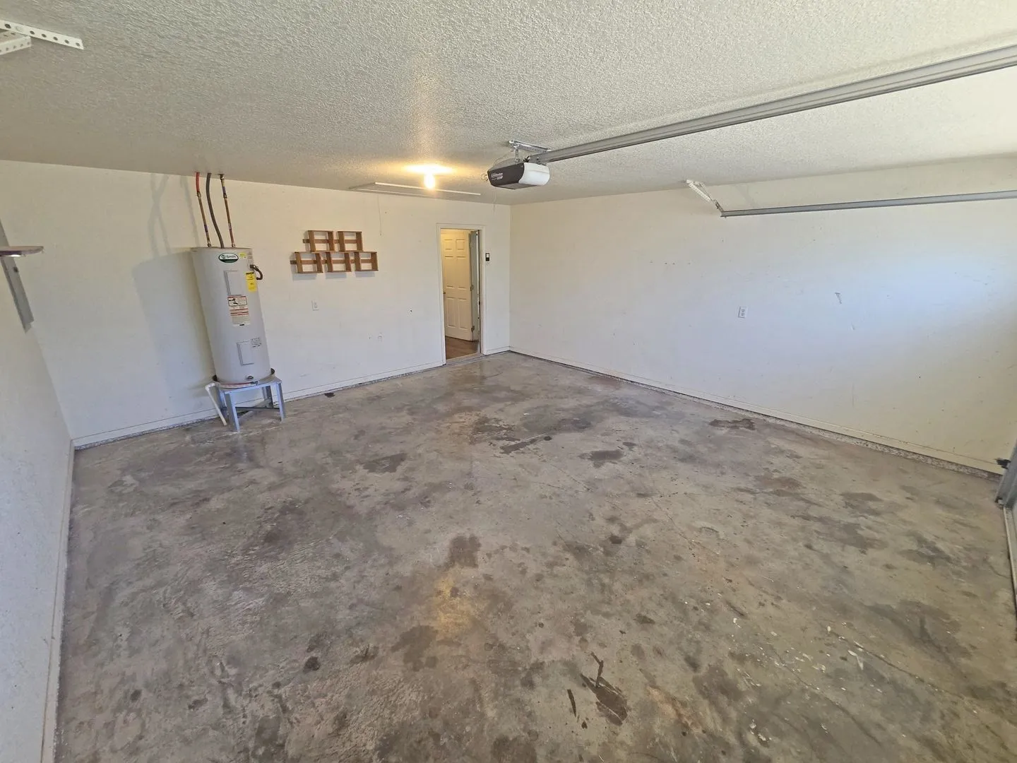 Single Family Residence For Sale in Hood County , 6204 Kelly Drive, Granbury, Texas 76048, 3 Bedroom, 2 Bathroom, 2 Garage spaces, 1,643 Sqft, built in 2004, mls#21387209, Real Estate Agent in Granbury, Homes For Sale in Hood county, Homes For Sale in Granbury, Realtor in Granbury Texas, Real Estate Brokerage Independent Realty Texas, Luminita Cordes Realtor