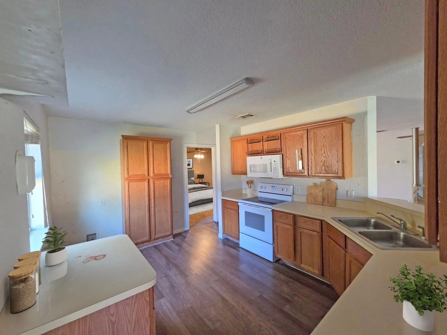 Single Family Residence For Sale in Hood County , 6204 Kelly Drive, Granbury, Texas 76048, 3 Bedroom, 2 Bathroom, 2 Garage spaces, 1,643 Sqft, built in 2004, mls#21387209, Real Estate Agent in Granbury, Homes For Sale in Hood county, Homes For Sale in Granbury, Realtor in Granbury Texas, Real Estate Brokerage Independent Realty Texas, Luminita Cordes Realtor