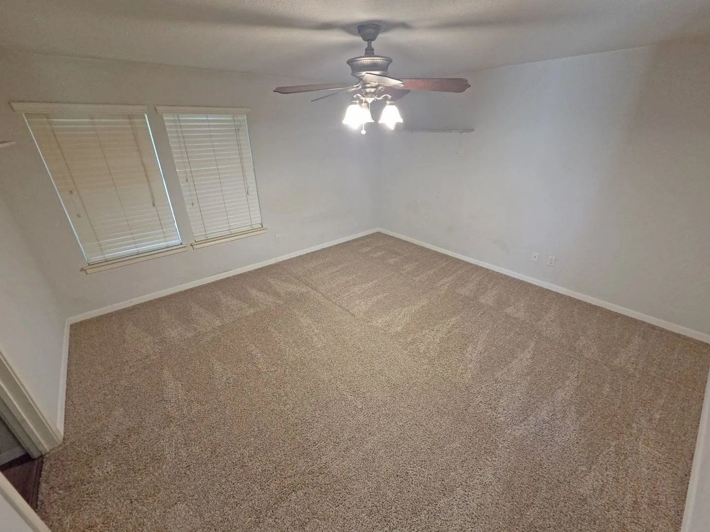 Single Family Residence For Sale in Hood County , 6204 Kelly Drive, Granbury, Texas 76048, 3 Bedroom, 2 Bathroom, 2 Garage spaces, 1,643 Sqft, built in 2004, mls#21387209, Real Estate Agent in Granbury, Homes For Sale in Hood county, Homes For Sale in Granbury, Realtor in Granbury Texas, Real Estate Brokerage Independent Realty Texas, Luminita Cordes Realtor