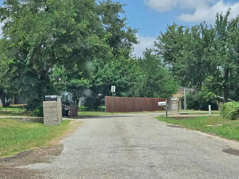 Single Family Residence For Sale in Hood County , 6204 Kelly Drive, Granbury, Texas 76048, 3 Bedroom, 2 Bathroom, 2 Garage spaces, 1,643 Sqft, built in 2004, mls#21387209, Real Estate Agent in Granbury, Homes For Sale in Hood county, Homes For Sale in Granbury, Realtor in Granbury Texas, Real Estate Brokerage Independent Realty Texas, Luminita Cordes Realtor