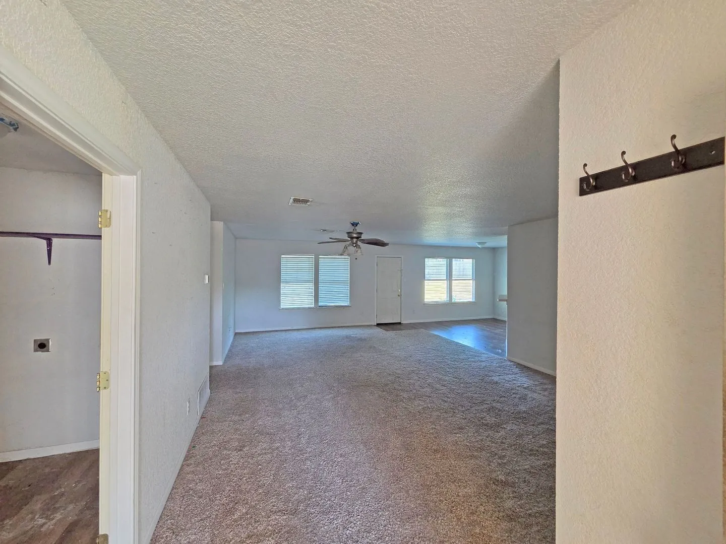 Single Family Residence For Sale in Hood County , 6204 Kelly Drive, Granbury, Texas 76048, 3 Bedroom, 2 Bathroom, 2 Garage spaces, 1,643 Sqft, built in 2004, mls#21387209, Real Estate Agent in Granbury, Homes For Sale in Hood county, Homes For Sale in Granbury, Realtor in Granbury Texas, Real Estate Brokerage Independent Realty Texas, Luminita Cordes Realtor