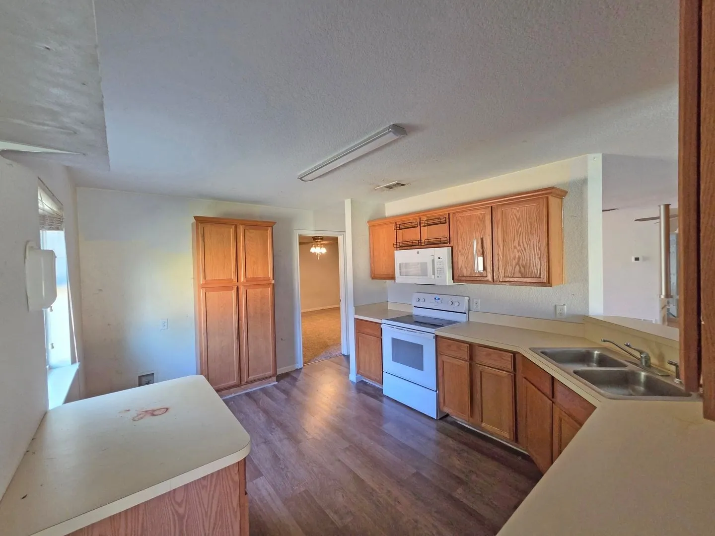 Single Family Residence For Sale in Hood County , 6204 Kelly Drive, Granbury, Texas 76048, 3 Bedroom, 2 Bathroom, 2 Garage spaces, 1,643 Sqft, built in 2004, mls#21387209, Real Estate Agent in Granbury, Homes For Sale in Hood county, Homes For Sale in Granbury, Realtor in Granbury Texas, Real Estate Brokerage Independent Realty Texas, Luminita Cordes Realtor