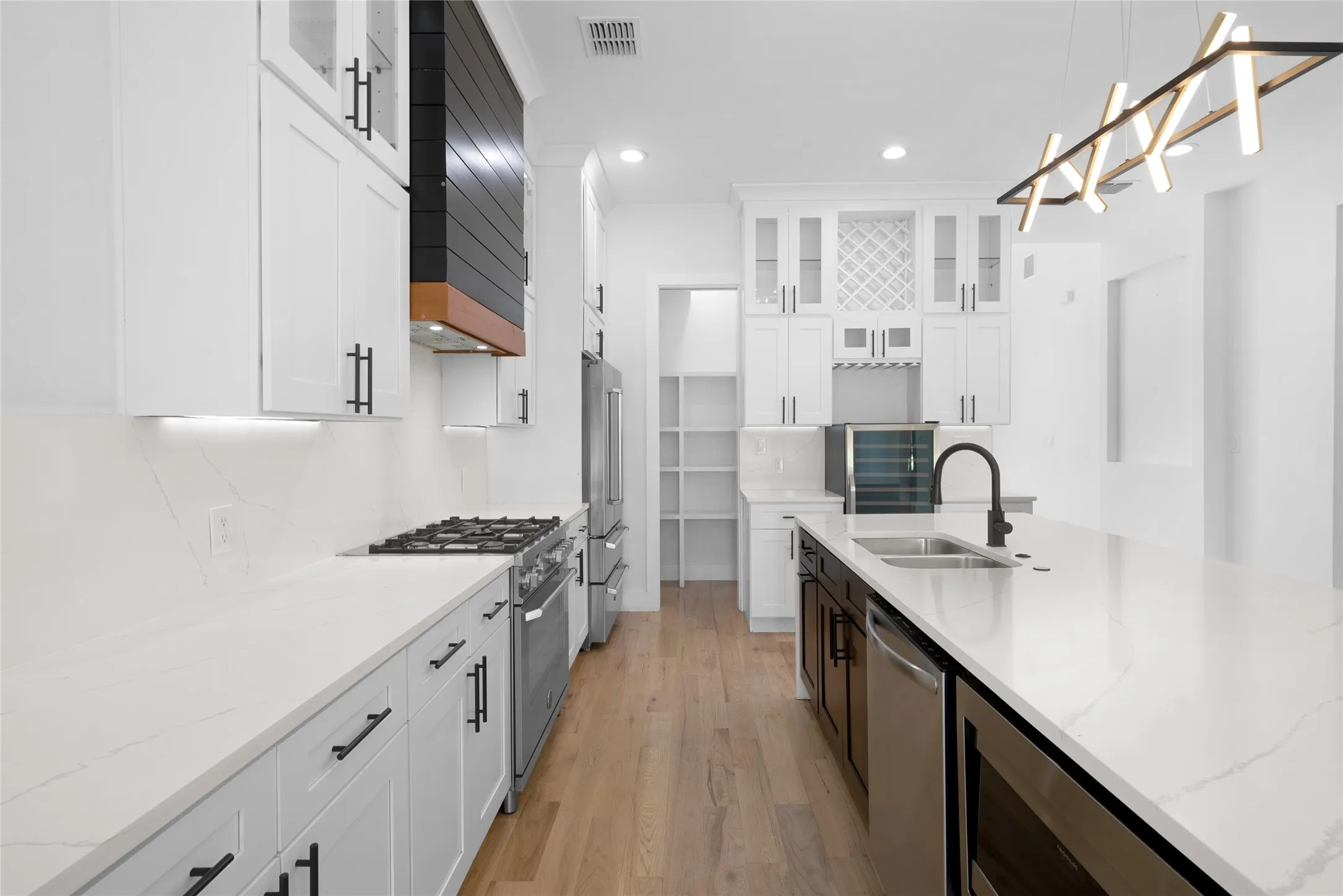 Single Family Residence For Rent in Dallas County , 4811 W University Boulevard, Dallas, Texas 75209, 4 Bedroom, 4 Bathroom, 2 Garage spaces, 3,550 Sqft, built in 2020, mls#21386170, Real Estate Agent in Dallas, Homes For Rent in Dallas county, Homes For Rent in Dallas, Realtor in Dallas Texas, Real Estate Brokerage Independent Realty Texas, Luminita Cordes Realtor