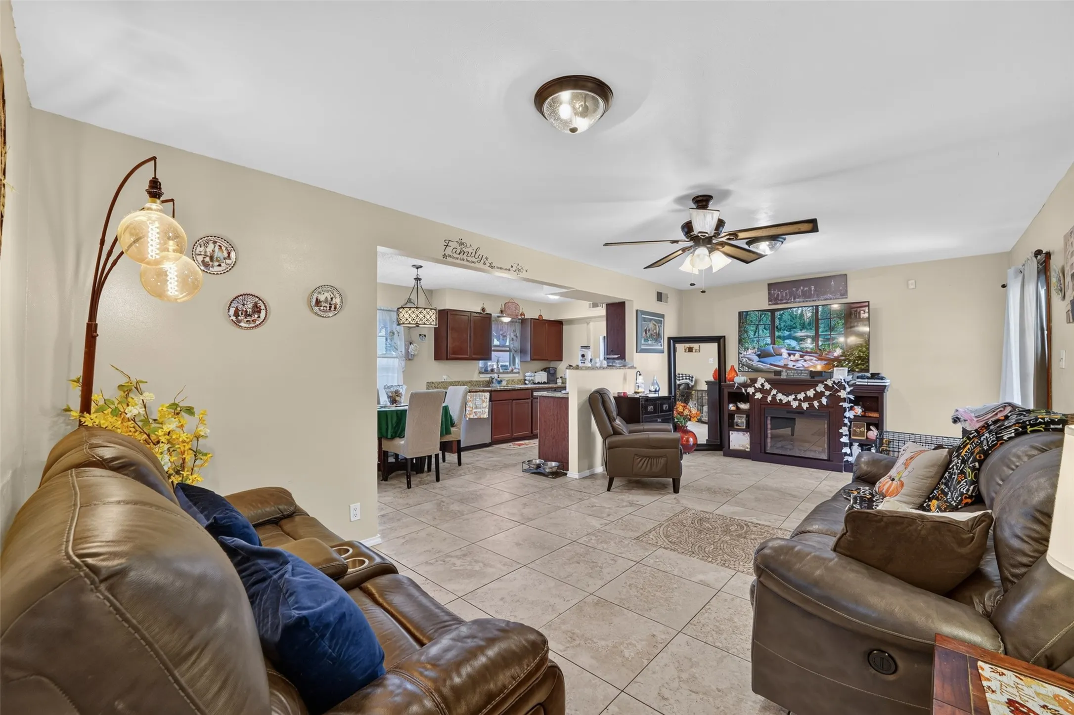 Single Family Residence For Sale in Dallas County , 8827 Barclay Street, Dallas, Texas 75227, 3 Bedroom, 2 Bathroom, 2 Garage spaces, 1,474 Sqft, built in 1960, mls#21382326, Real Estate Agent in Dallas, Homes For Sale in Dallas county, Homes For Sale in Dallas, Realtor in Dallas Texas, Real Estate Brokerage Independent Realty Texas, Luminita Cordes Realtor