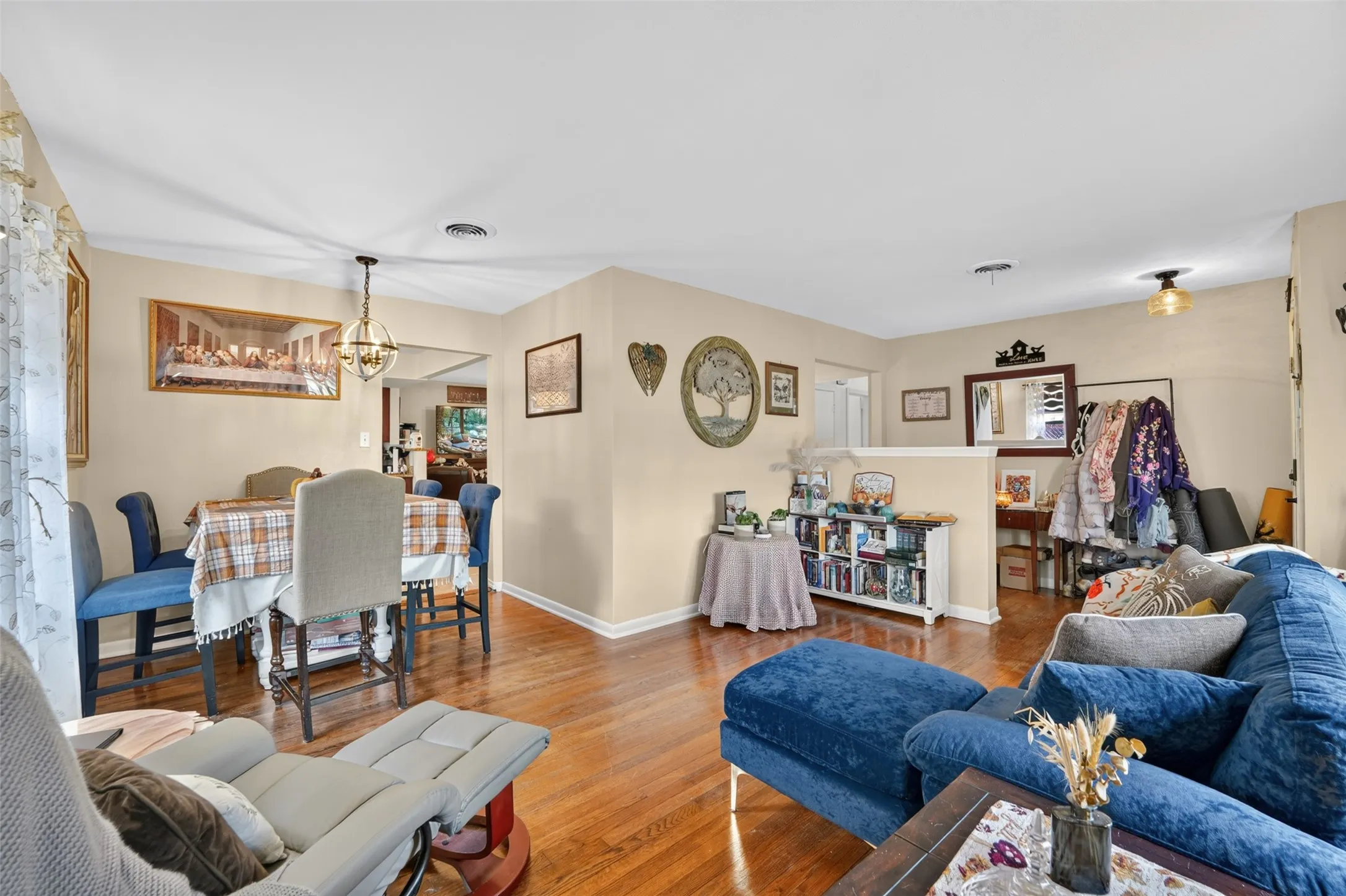 Single Family Residence For Sale in Dallas County , 8827 Barclay Street, Dallas, Texas 75227, 3 Bedroom, 2 Bathroom, 2 Garage spaces, 1,474 Sqft, built in 1960, mls#21382326, Real Estate Agent in Dallas, Homes For Sale in Dallas county, Homes For Sale in Dallas, Realtor in Dallas Texas, Real Estate Brokerage Independent Realty Texas, Luminita Cordes Realtor