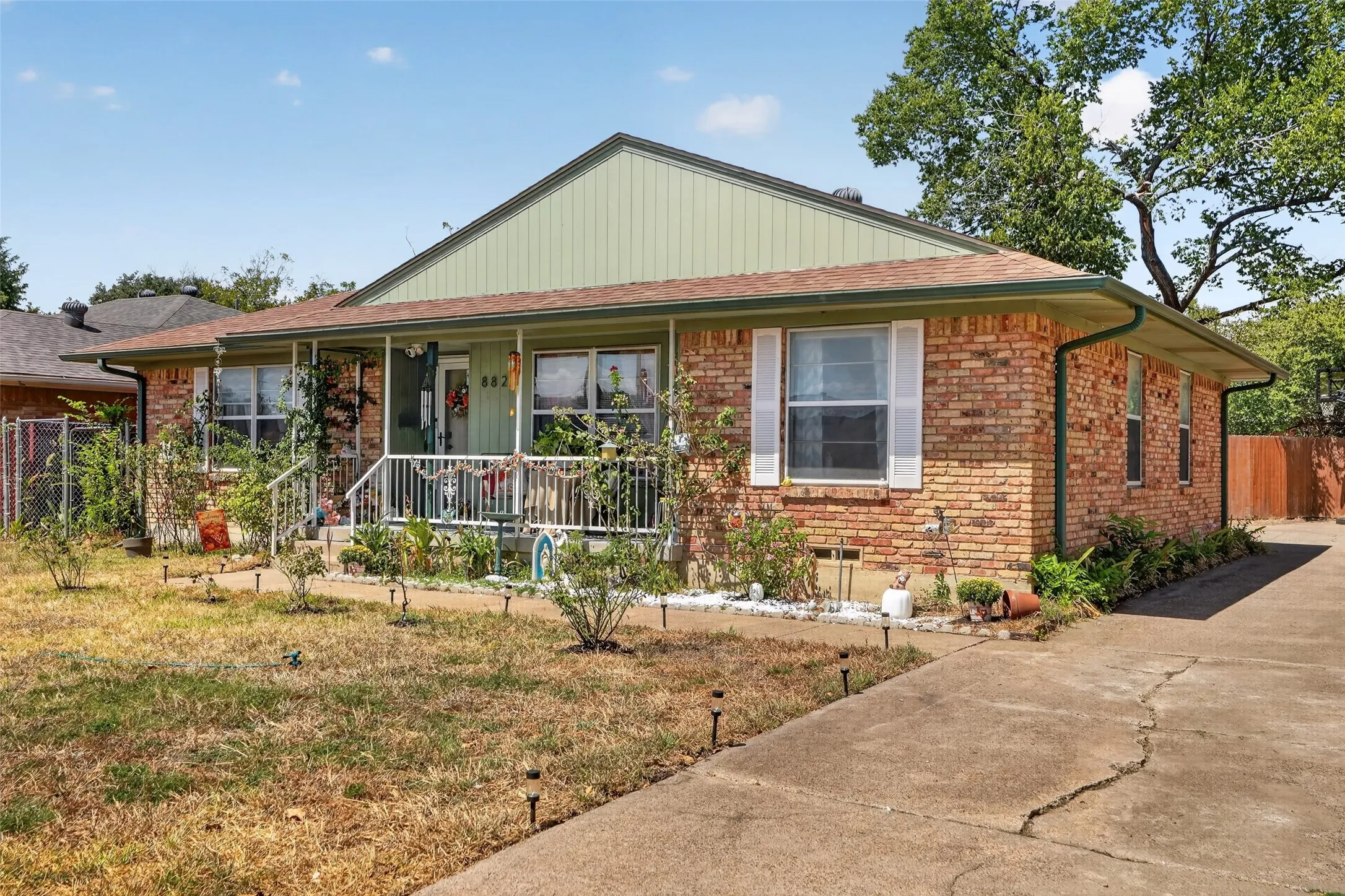 Single Family Residence For Sale in Dallas County , 8827 Barclay Street, Dallas, Texas 75227, 3 Bedroom, 2 Bathroom, 2 Garage spaces, 1,474 Sqft, built in 1960, mls#21382326, Real Estate Agent in Dallas, Homes For Sale in Dallas county, Homes For Sale in Dallas, Realtor in Dallas Texas, Real Estate Brokerage Independent Realty Texas, Luminita Cordes Realtor
