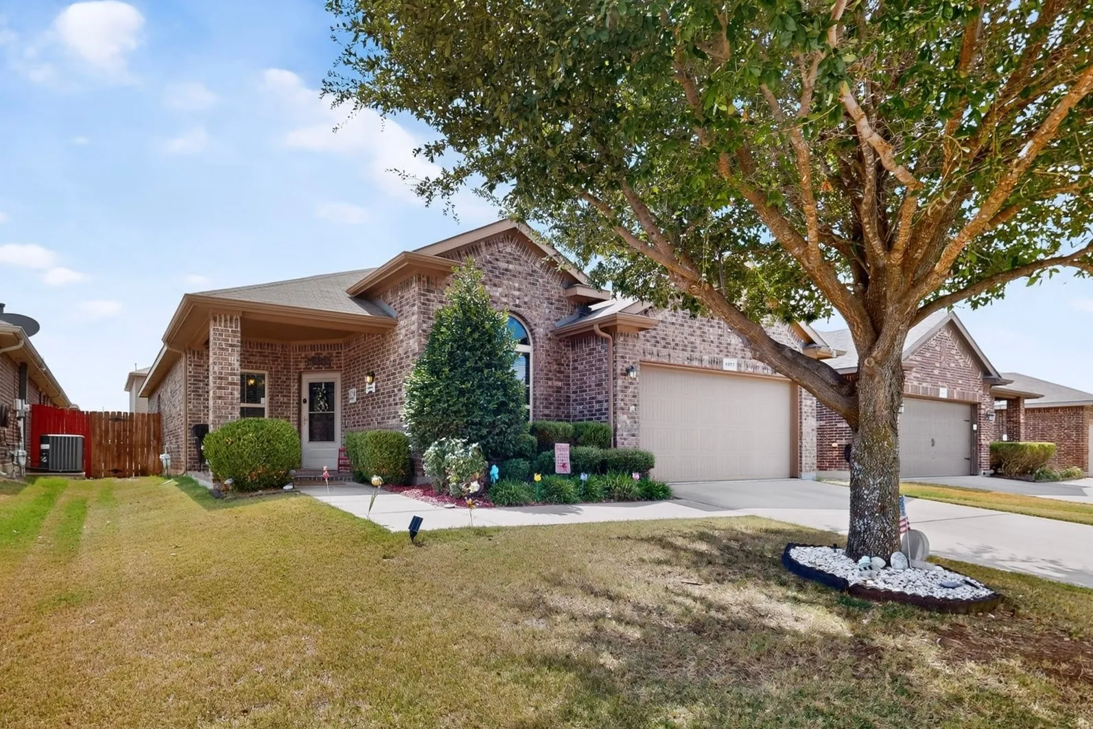 Single Family Residence For Sale in Tarrant County , 4817 Willow Branch Court, Fort Worth, Texas 76036, 3 Bedroom, 2 Bathroom, 2 Garage spaces, 1,793 Sqft, built in 2014, mls#21386343, Real Estate Agent in Fort Worth, Homes For Sale in Tarrant county, Homes For Sale in Fort Worth, Realtor in Fort Worth Texas, Real Estate Brokerage Independent Realty Texas, Luminita Cordes Realtor