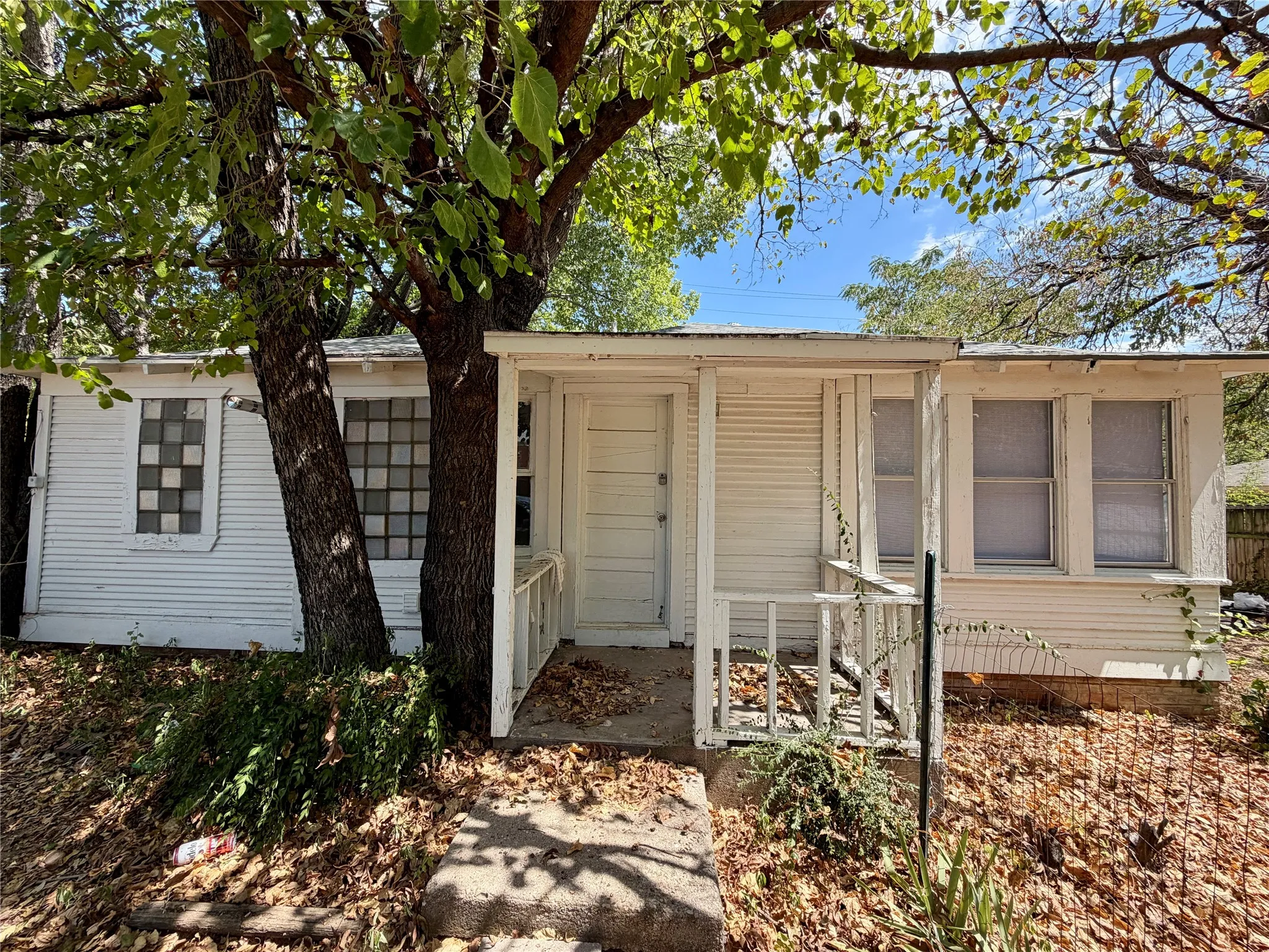 Duplex For Rent in Denton County , 530 Schmitz Street, Denton, Texas 76209, 1 Bedroom, 1 Bathroom, Garage spaces, 1,668 Sqft, built in 1940, mls#21375207, Real Estate Agent in Denton, Homes For Rent in Denton county, Homes For Rent in Denton, Realtor in Denton Texas, Real Estate Brokerage Independent Realty Texas, Luminita Cordes Realtor