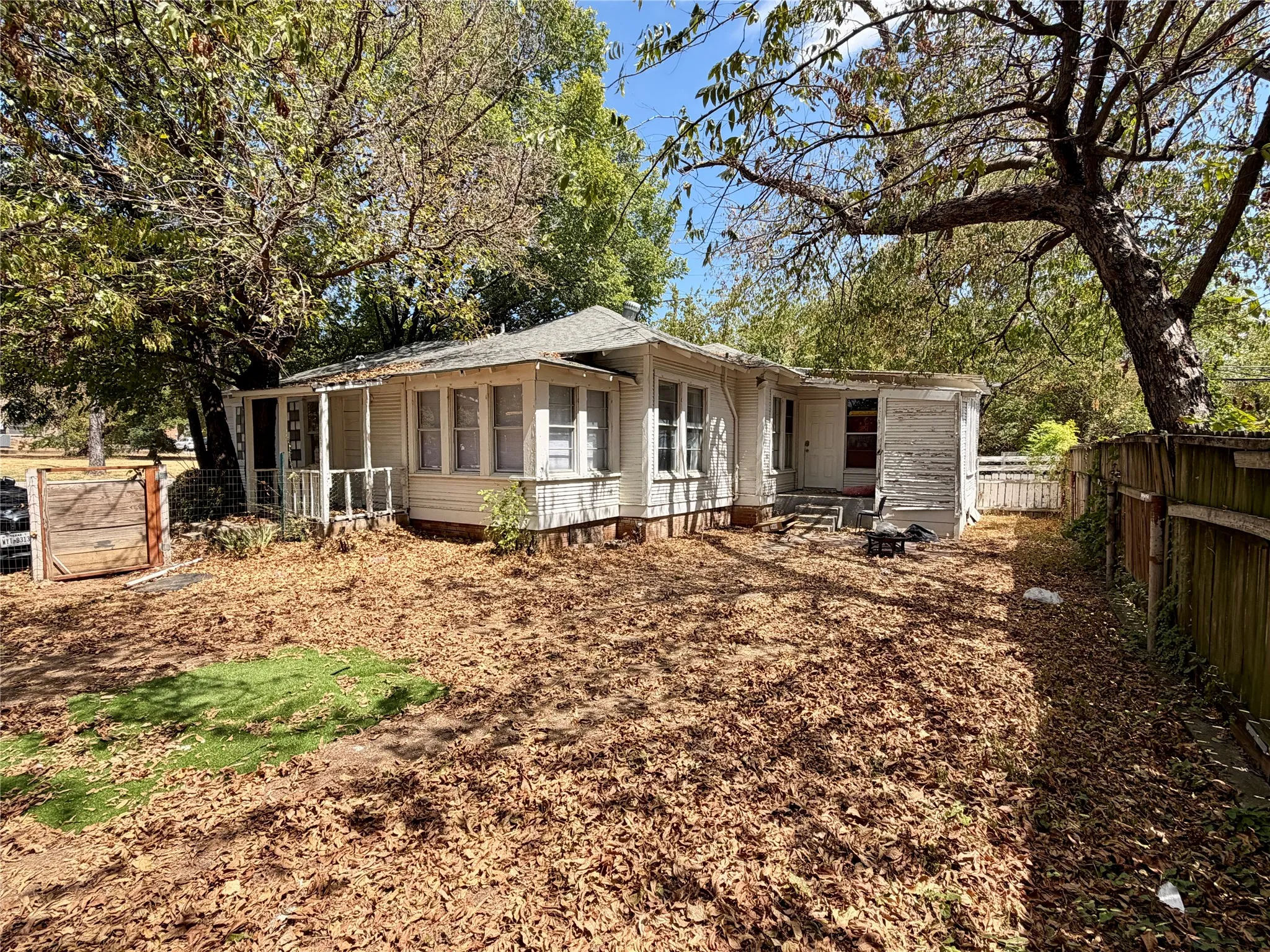 Duplex For Rent in Denton County , 530 Schmitz Street, Denton, Texas 76209, 1 Bedroom, 1 Bathroom, Garage spaces, 1,668 Sqft, built in 1940, mls#21375207, Real Estate Agent in Denton, Homes For Rent in Denton county, Homes For Rent in Denton, Realtor in Denton Texas, Real Estate Brokerage Independent Realty Texas, Luminita Cordes Realtor