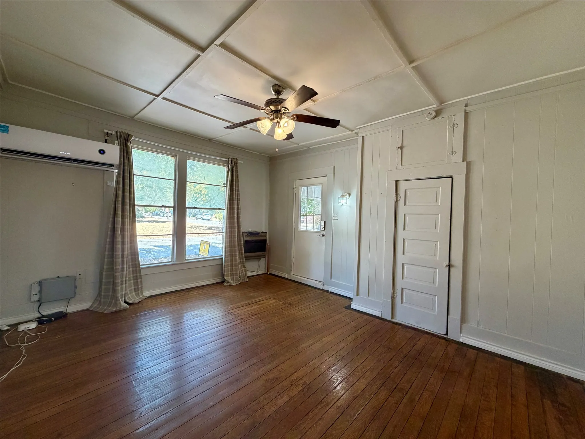 Duplex For Rent in Denton County , 530 Schmitz Street, Denton, Texas 76209, 1 Bedroom, 1 Bathroom, Garage spaces, 1,668 Sqft, built in 1940, mls#21375207, Real Estate Agent in Denton, Homes For Rent in Denton county, Homes For Rent in Denton, Realtor in Denton Texas, Real Estate Brokerage Independent Realty Texas, Luminita Cordes Realtor