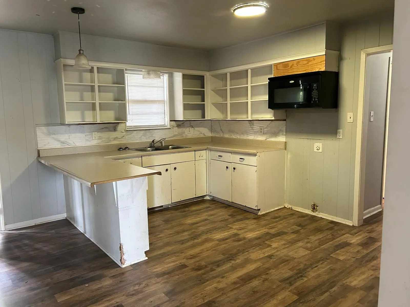 Single Family Residence For Rent in Johnson County , 117 N Broadway Street, Joshua, Texas 76058, 3 Bedroom, 2 Bathroom, 1 Garage spaces, 1,904 Sqft, built in 1970, mls#21387241, Real Estate Agent in Joshua, Homes For Rent in Johnson county, Homes For Rent in Joshua, Realtor in Joshua Texas, Real Estate Brokerage Independent Realty Texas, Luminita Cordes Realtor