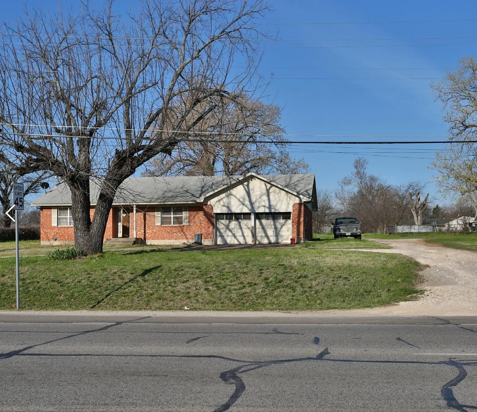 Single Family Residence For Rent in Johnson County , 117 N Broadway Street, Joshua, Texas 76058, 3 Bedroom, 2 Bathroom, 1 Garage spaces, 1,904 Sqft, built in 1970, mls#21387241, Real Estate Agent in Joshua, Homes For Rent in Johnson county, Homes For Rent in Joshua, Realtor in Joshua Texas, Real Estate Brokerage Independent Realty Texas, Luminita Cordes Realtor