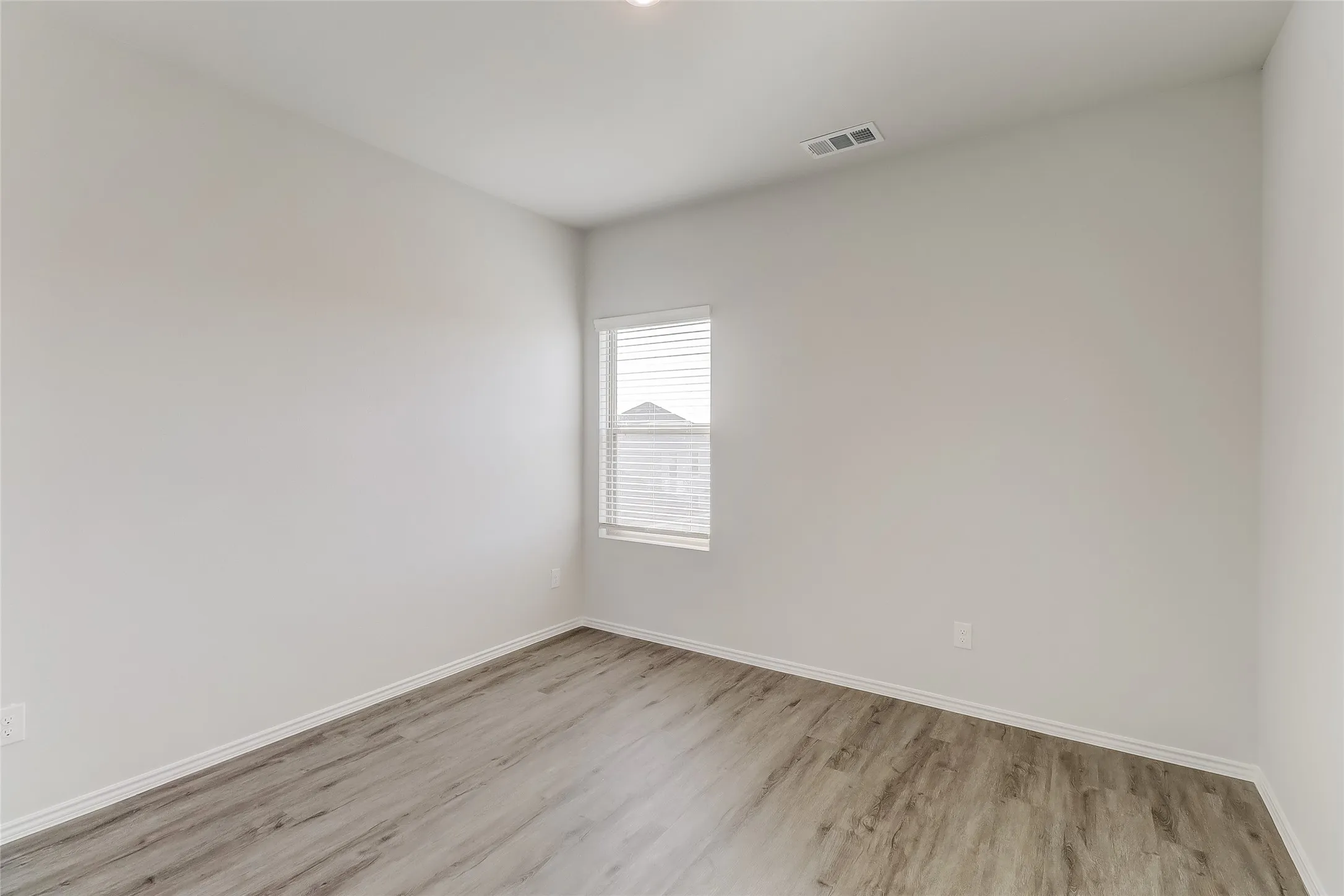 Single Family Residence For Rent in Ellis County , 3702 Ruth Drive, Ennis, Texas 75119, 4 Bedroom, 3 Bathroom, 2 Garage spaces, 1,644 Sqft, built in 2024, mls#21387245, Real Estate Agent in Ennis, Homes For Rent in Ellis county, Homes For Rent in Ennis, Realtor in Ennis Texas, Real Estate Brokerage Independent Realty Texas, Luminita Cordes Realtor