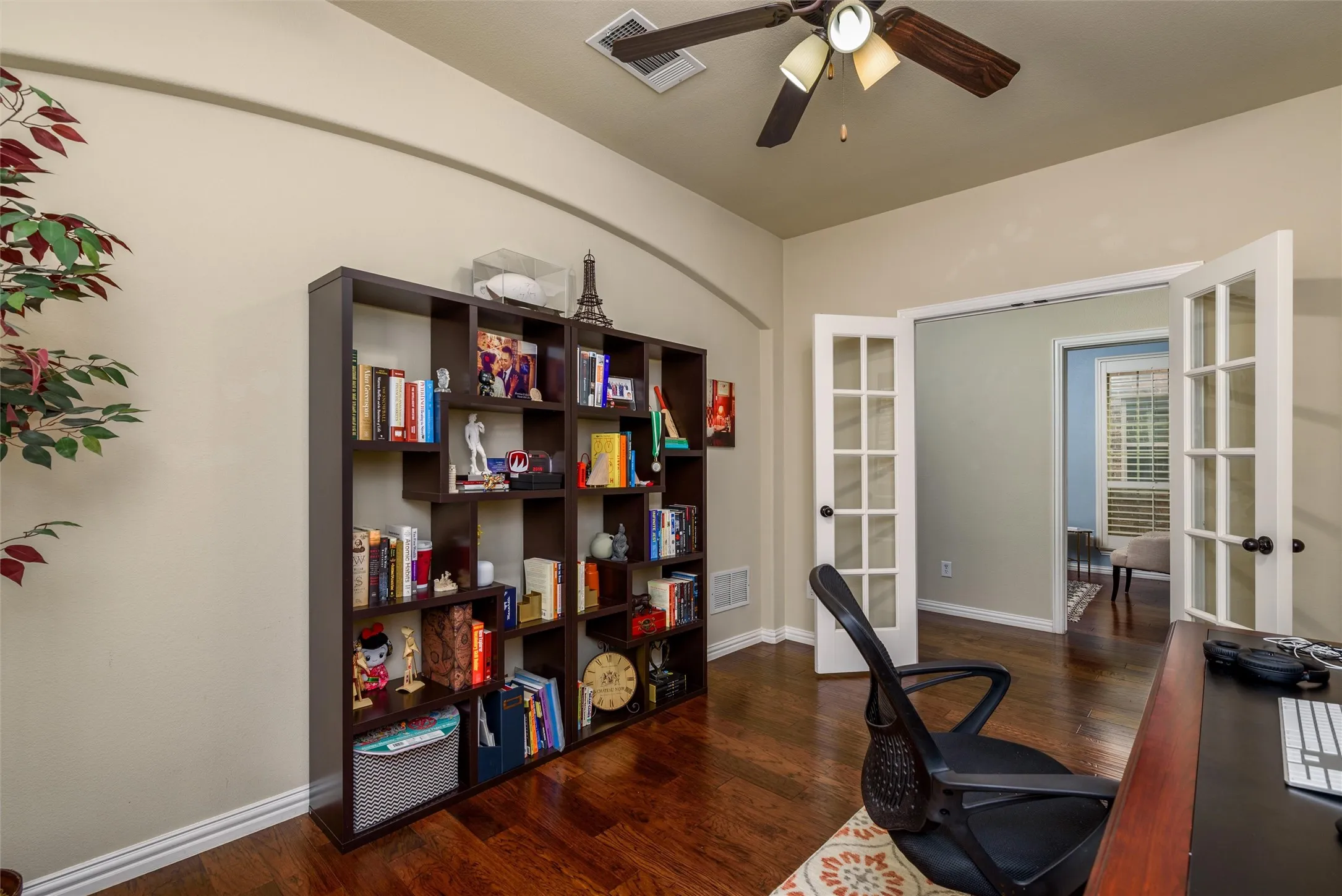 Single Family Residence For Rent in Denton County , 3513 Bans Crown Boulevard, Lewisville, Texas 75056, 4 Bedroom, 4 Bathroom, 2 Garage spaces, 3,124 Sqft, built in 2012, mls#21387247, Real Estate Agent in Lewisville, Homes For Rent in Denton county, Homes For Rent in Lewisville, Realtor in Lewisville Texas, Real Estate Brokerage Independent Realty Texas, Luminita Cordes Realtor