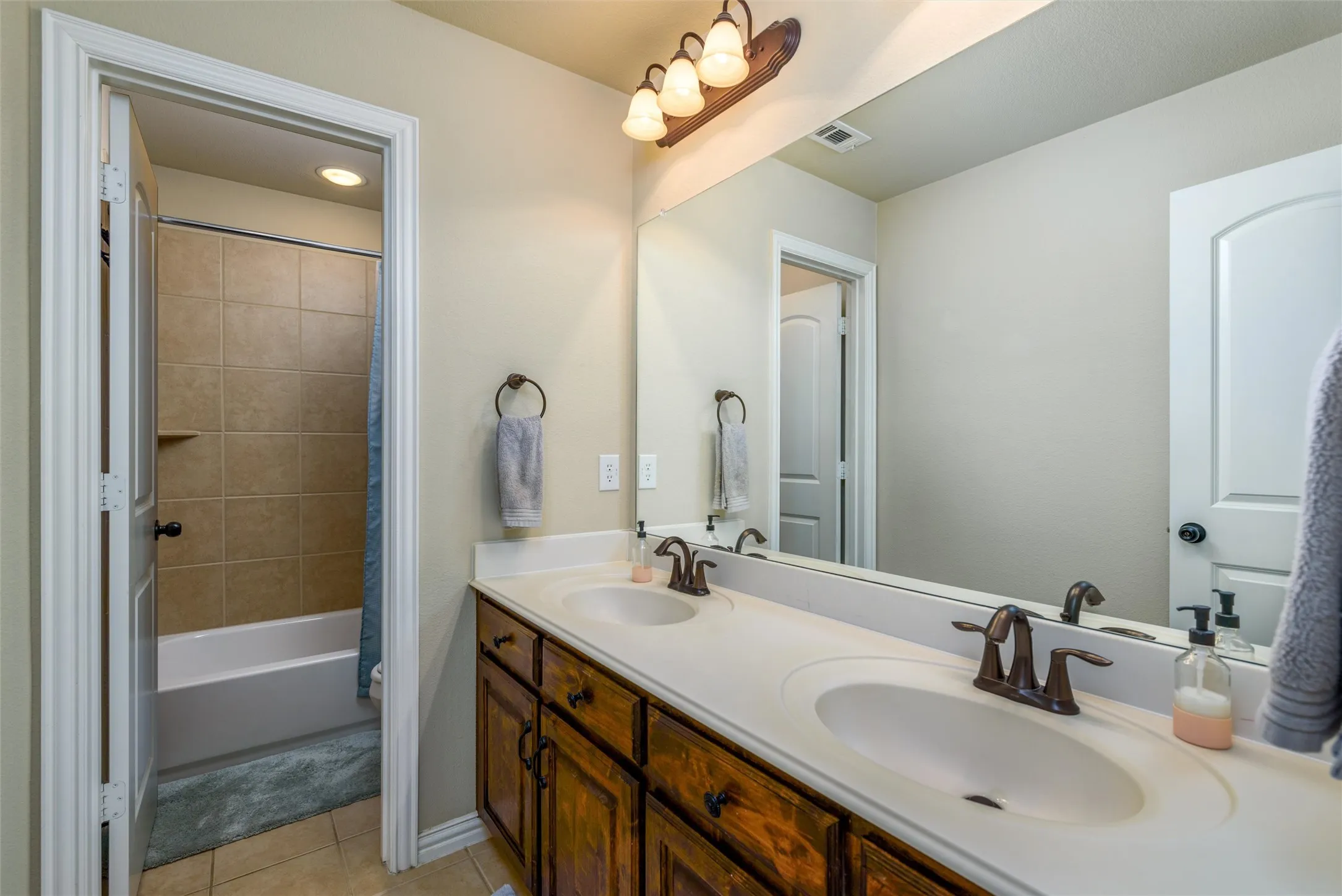 Single Family Residence For Rent in Denton County , 3513 Bans Crown Boulevard, Lewisville, Texas 75056, 4 Bedroom, 4 Bathroom, 2 Garage spaces, 3,124 Sqft, built in 2012, mls#21387247, Real Estate Agent in Lewisville, Homes For Rent in Denton county, Homes For Rent in Lewisville, Realtor in Lewisville Texas, Real Estate Brokerage Independent Realty Texas, Luminita Cordes Realtor