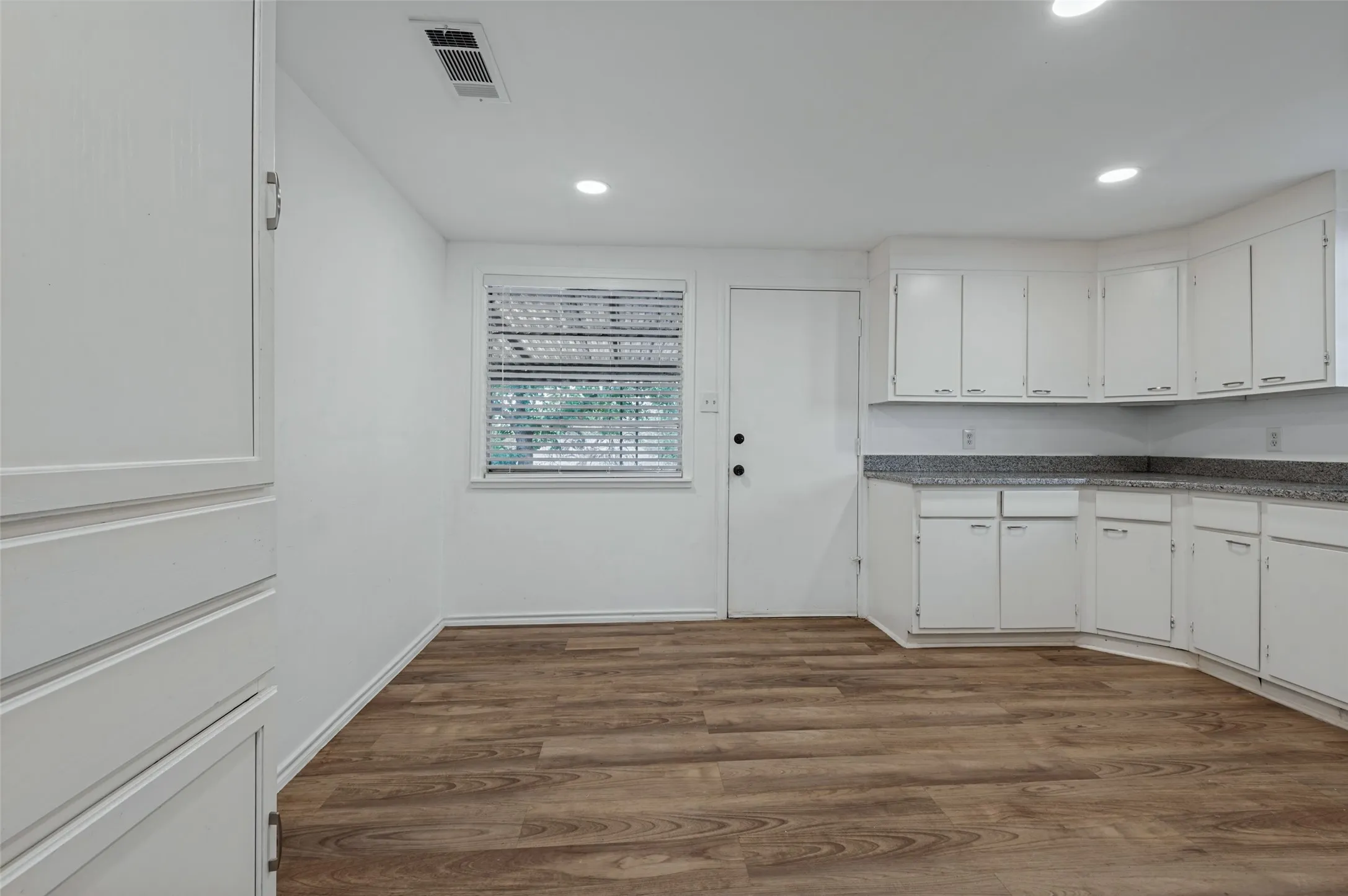 Single Family Residence For Sale in Dallas County , 227 S Justin Avenue, Dallas, Texas 75211, 3 Bedroom, 1 Bathroom, Garage spaces, 1,170 Sqft, built in 1962, mls#21385948, Real Estate Agent in Dallas, Homes For Sale in Dallas county, Homes For Sale in Dallas, Realtor in Dallas Texas, Real Estate Brokerage Independent Realty Texas, Luminita Cordes Realtor
