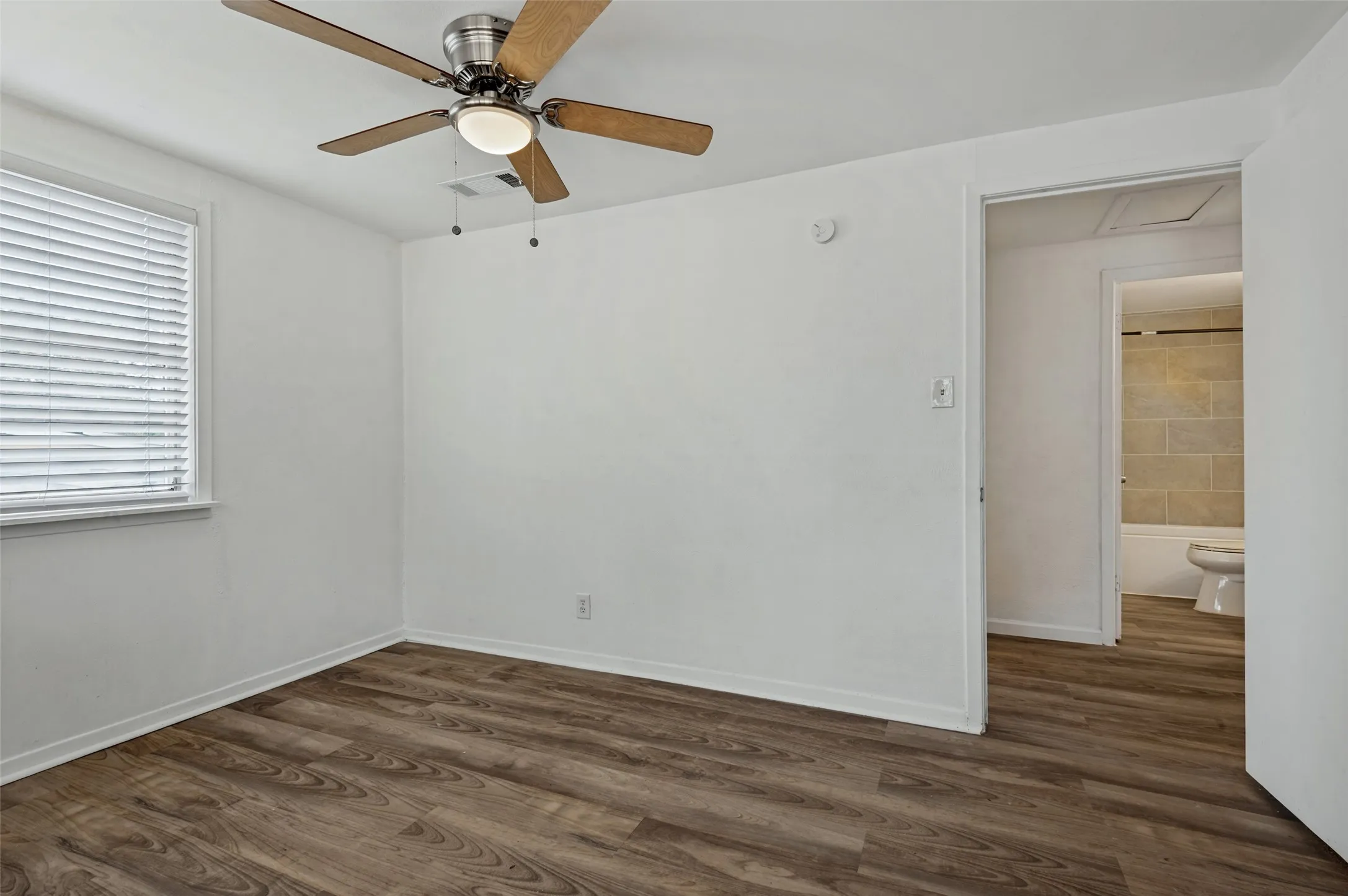 Single Family Residence For Sale in Dallas County , 227 S Justin Avenue, Dallas, Texas 75211, 3 Bedroom, 1 Bathroom, Garage spaces, 1,170 Sqft, built in 1962, mls#21385948, Real Estate Agent in Dallas, Homes For Sale in Dallas county, Homes For Sale in Dallas, Realtor in Dallas Texas, Real Estate Brokerage Independent Realty Texas, Luminita Cordes Realtor
