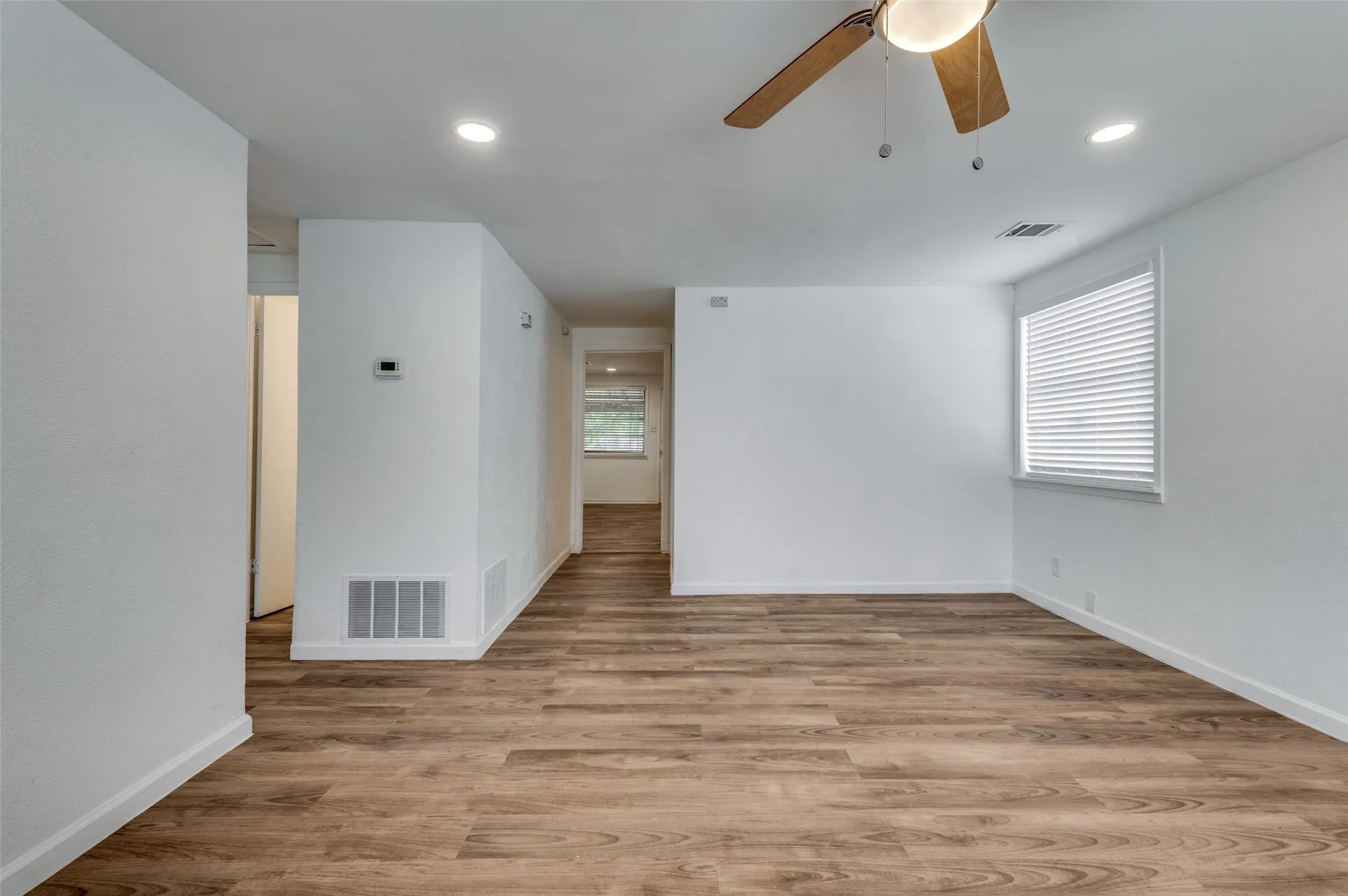 Single Family Residence For Sale in Dallas County , 227 S Justin Avenue, Dallas, Texas 75211, 3 Bedroom, 1 Bathroom, Garage spaces, 1,170 Sqft, built in 1962, mls#21385948, Real Estate Agent in Dallas, Homes For Sale in Dallas county, Homes For Sale in Dallas, Realtor in Dallas Texas, Real Estate Brokerage Independent Realty Texas, Luminita Cordes Realtor