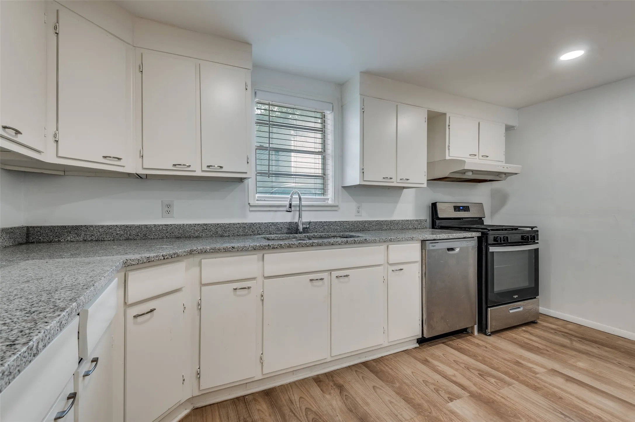 Single Family Residence For Sale in Dallas County , 227 S Justin Avenue, Dallas, Texas 75211, 3 Bedroom, 1 Bathroom, Garage spaces, 1,170 Sqft, built in 1962, mls#21385948, Real Estate Agent in Dallas, Homes For Sale in Dallas county, Homes For Sale in Dallas, Realtor in Dallas Texas, Real Estate Brokerage Independent Realty Texas, Luminita Cordes Realtor