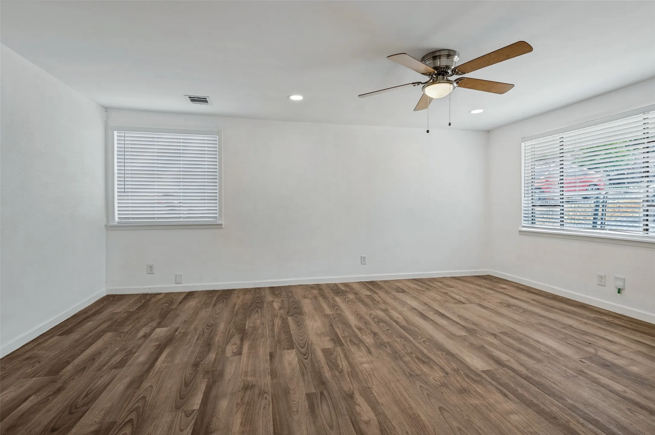 Single Family Residence For Sale in Dallas County , 227 S Justin Avenue, Dallas, Texas 75211, 3 Bedroom, 1 Bathroom, Garage spaces, 1,170 Sqft, built in 1962, mls#21385948, Real Estate Agent in Dallas, Homes For Sale in Dallas county, Homes For Sale in Dallas, Realtor in Dallas Texas, Real Estate Brokerage Independent Realty Texas, Luminita Cordes Realtor