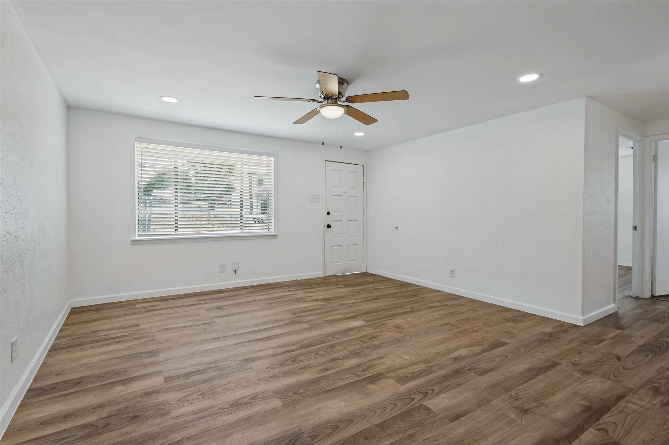Single Family Residence For Sale in Dallas County , 227 S Justin Avenue, Dallas, Texas 75211, 3 Bedroom, 1 Bathroom, Garage spaces, 1,170 Sqft, built in 1962, mls#21385948, Real Estate Agent in Dallas, Homes For Sale in Dallas county, Homes For Sale in Dallas, Realtor in Dallas Texas, Real Estate Brokerage Independent Realty Texas, Luminita Cordes Realtor