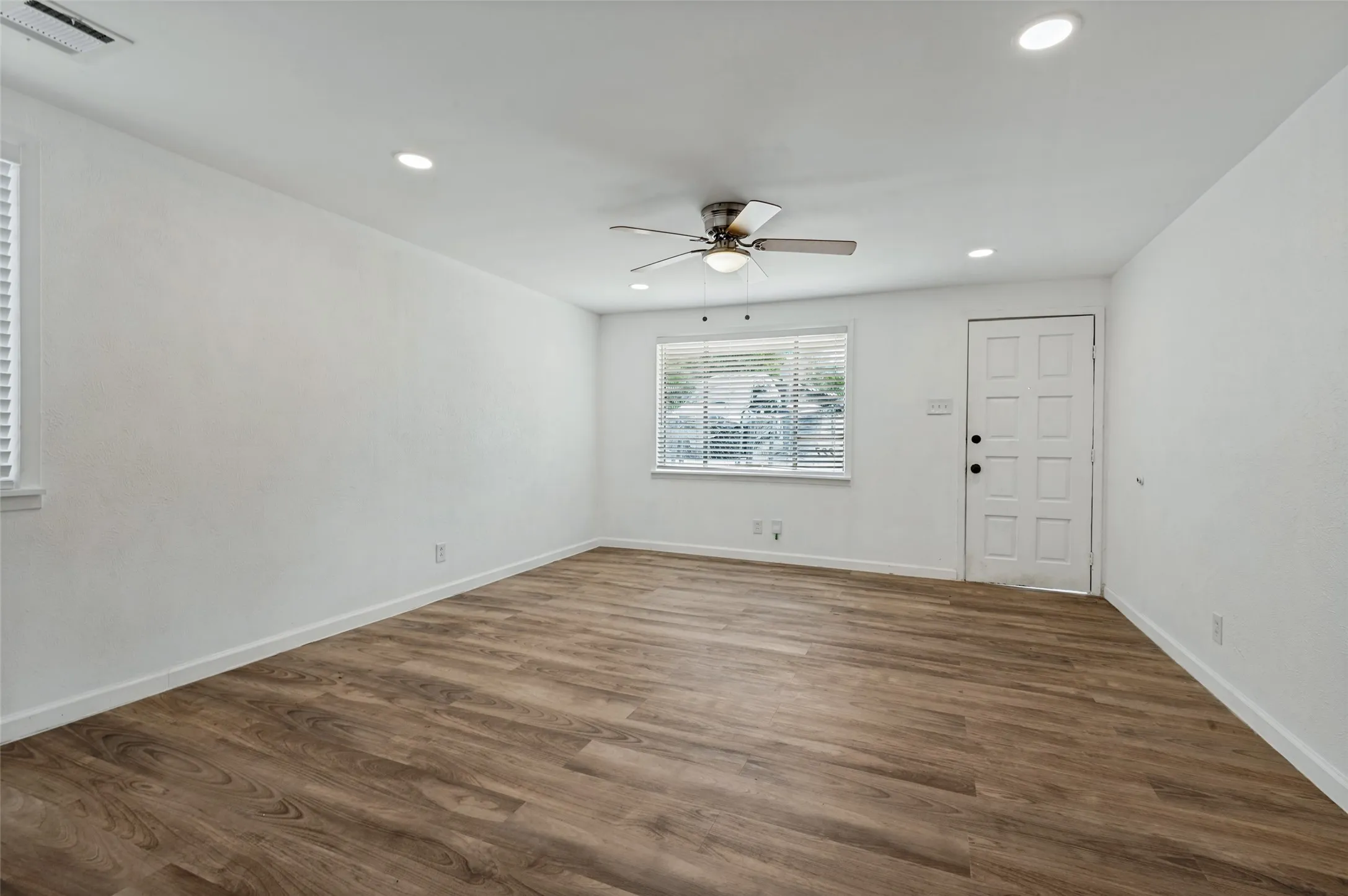 Single Family Residence For Sale in Dallas County , 227 S Justin Avenue, Dallas, Texas 75211, 3 Bedroom, 1 Bathroom, Garage spaces, 1,170 Sqft, built in 1962, mls#21385948, Real Estate Agent in Dallas, Homes For Sale in Dallas county, Homes For Sale in Dallas, Realtor in Dallas Texas, Real Estate Brokerage Independent Realty Texas, Luminita Cordes Realtor