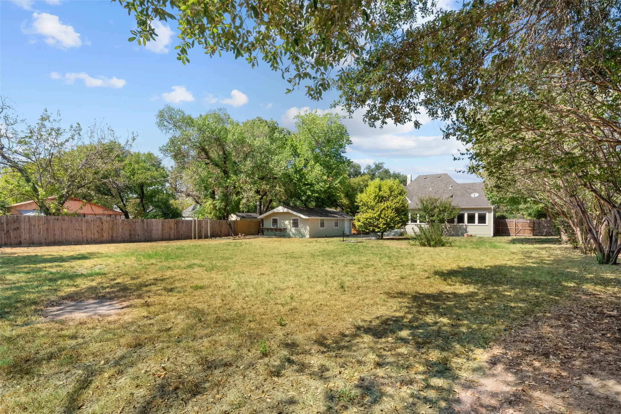 Single Family Residence For Sale in Parker County , 206 E Josephine Street, Weatherford, Texas 76086, 3 Bedroom, 2 Bathroom, 1 Garage spaces, 2,075 Sqft, built in 1902, mls#21387263, Real Estate Agent in Weatherford, Homes For Sale in Parker county, Homes For Sale in Weatherford, Realtor in Weatherford Texas, Real Estate Brokerage Independent Realty Texas, Luminita Cordes Realtor