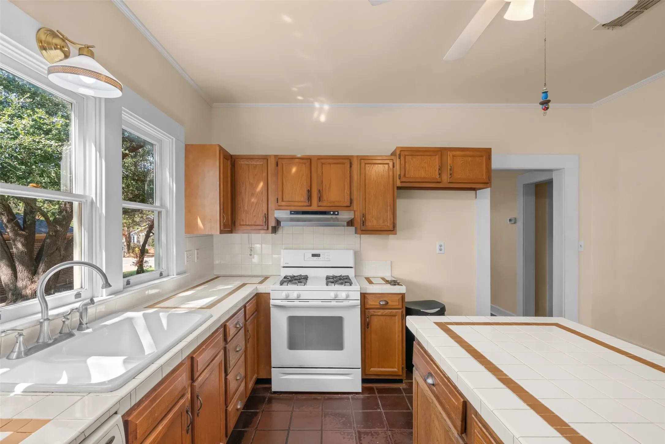 Single Family Residence For Sale in Parker County , 206 E Josephine Street, Weatherford, Texas 76086, 3 Bedroom, 2 Bathroom, 1 Garage spaces, 2,075 Sqft, built in 1902, mls#21387263, Real Estate Agent in Weatherford, Homes For Sale in Parker county, Homes For Sale in Weatherford, Realtor in Weatherford Texas, Real Estate Brokerage Independent Realty Texas, Luminita Cordes Realtor
