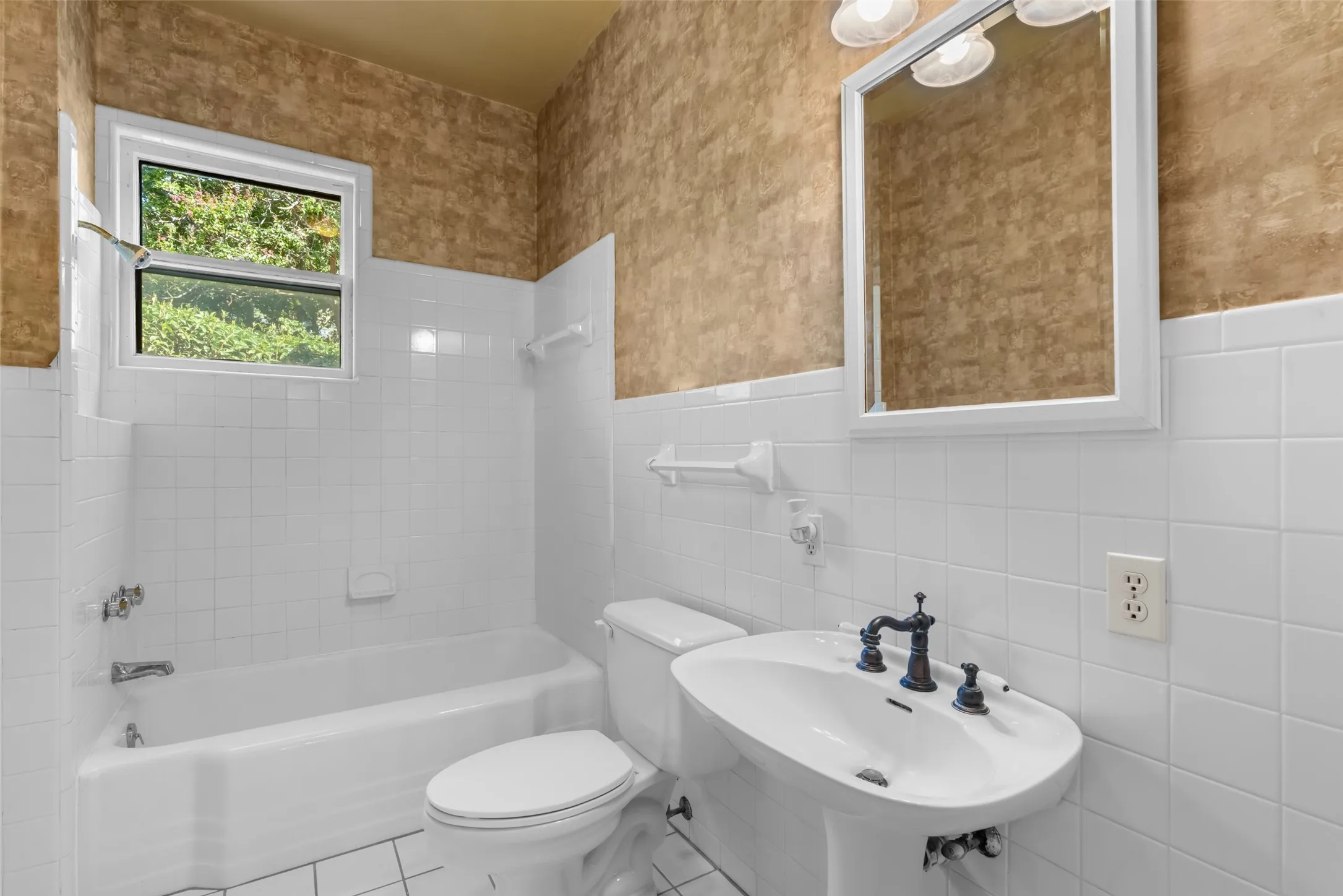Single Family Residence For Sale in Parker County , 206 E Josephine Street, Weatherford, Texas 76086, 3 Bedroom, 2 Bathroom, 1 Garage spaces, 2,075 Sqft, built in 1902, mls#21387263, Real Estate Agent in Weatherford, Homes For Sale in Parker county, Homes For Sale in Weatherford, Realtor in Weatherford Texas, Real Estate Brokerage Independent Realty Texas, Luminita Cordes Realtor