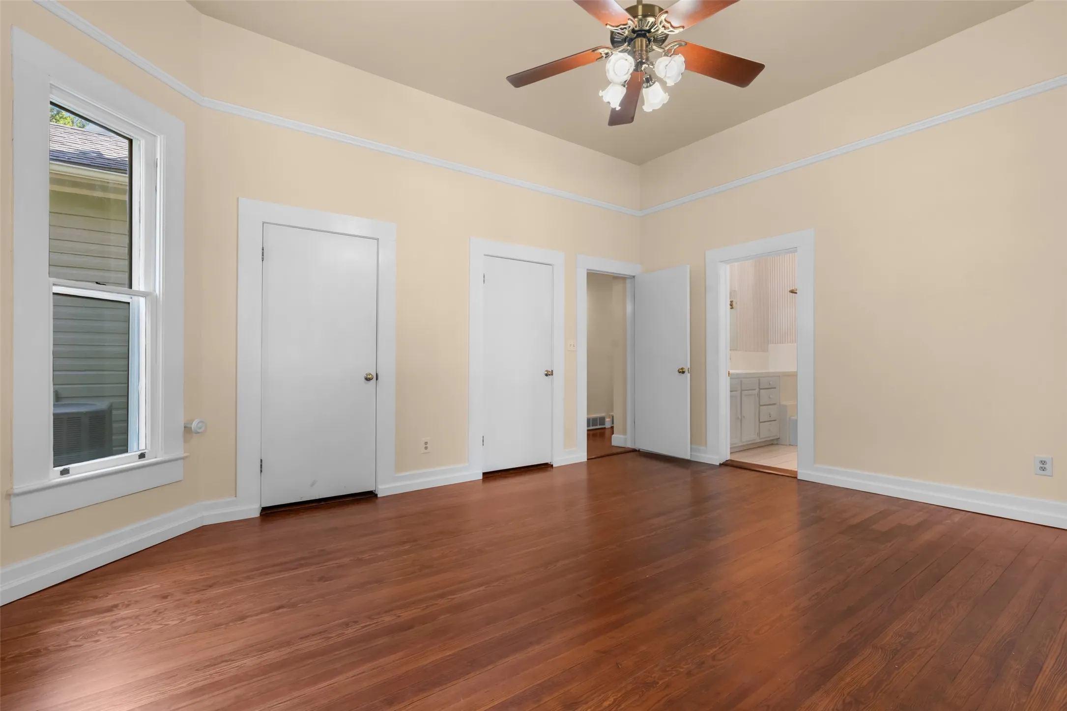 Single Family Residence For Sale in Parker County , 206 E Josephine Street, Weatherford, Texas 76086, 3 Bedroom, 2 Bathroom, 1 Garage spaces, 2,075 Sqft, built in 1902, mls#21387263, Real Estate Agent in Weatherford, Homes For Sale in Parker county, Homes For Sale in Weatherford, Realtor in Weatherford Texas, Real Estate Brokerage Independent Realty Texas, Luminita Cordes Realtor