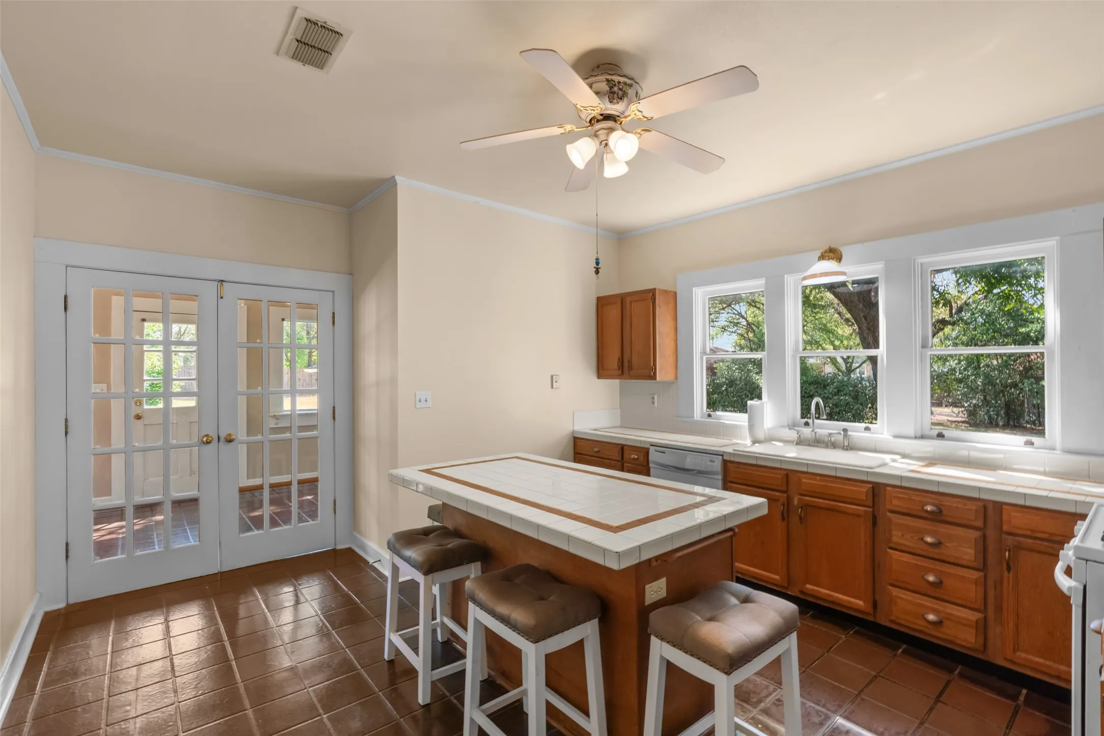 Single Family Residence For Sale in Parker County , 206 E Josephine Street, Weatherford, Texas 76086, 3 Bedroom, 2 Bathroom, 1 Garage spaces, 2,075 Sqft, built in 1902, mls#21387263, Real Estate Agent in Weatherford, Homes For Sale in Parker county, Homes For Sale in Weatherford, Realtor in Weatherford Texas, Real Estate Brokerage Independent Realty Texas, Luminita Cordes Realtor