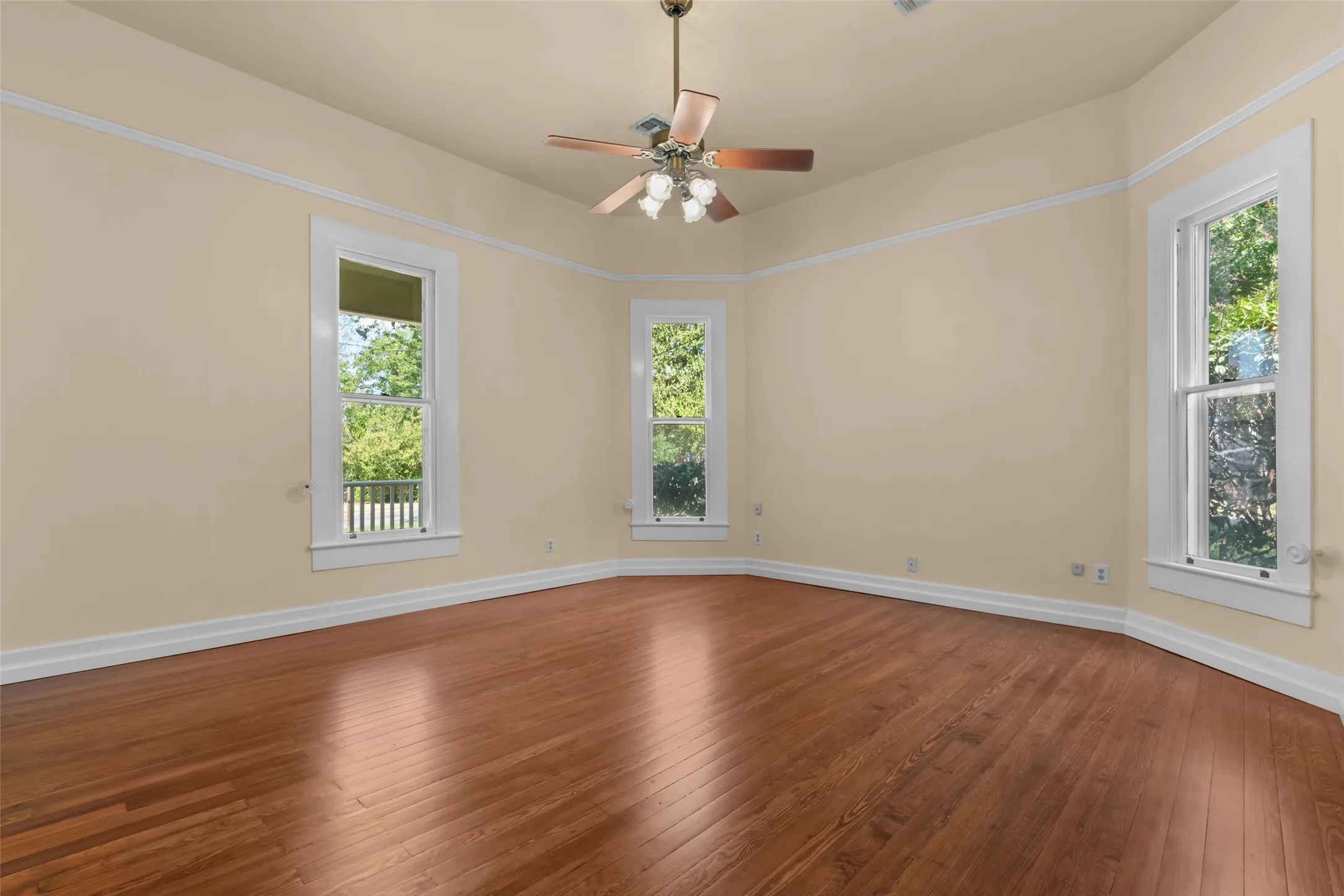 Single Family Residence For Sale in Parker County , 206 E Josephine Street, Weatherford, Texas 76086, 3 Bedroom, 2 Bathroom, 1 Garage spaces, 2,075 Sqft, built in 1902, mls#21387263, Real Estate Agent in Weatherford, Homes For Sale in Parker county, Homes For Sale in Weatherford, Realtor in Weatherford Texas, Real Estate Brokerage Independent Realty Texas, Luminita Cordes Realtor