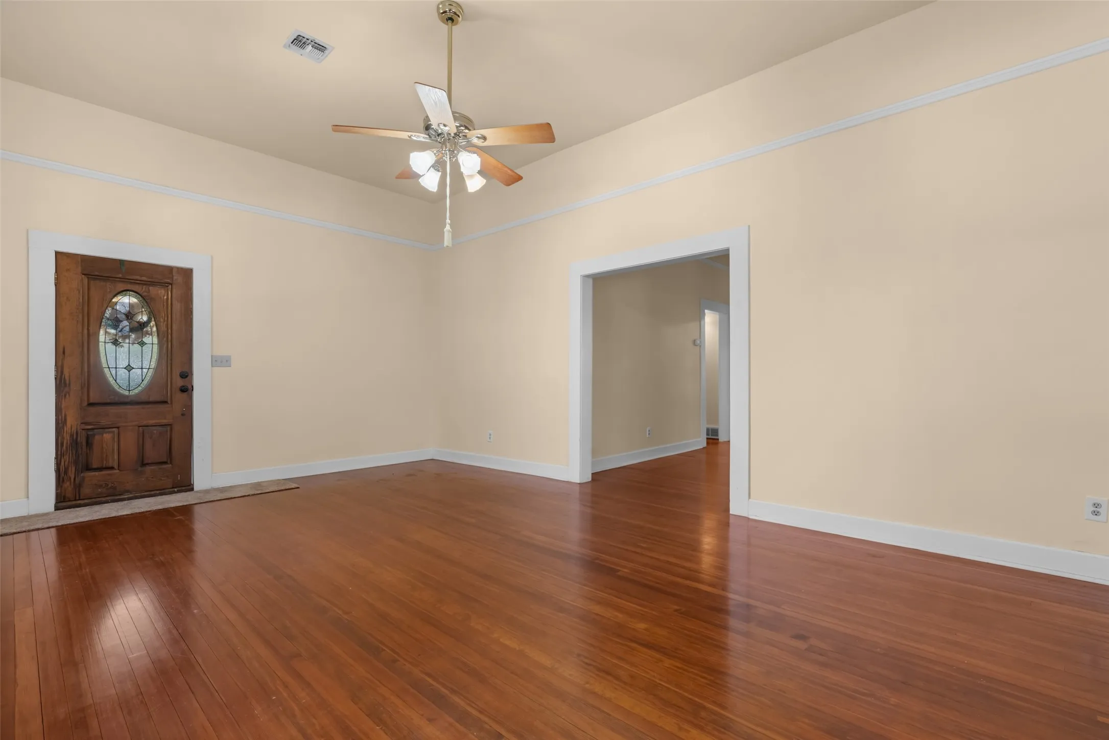 Single Family Residence For Sale in Parker County , 206 E Josephine Street, Weatherford, Texas 76086, 3 Bedroom, 2 Bathroom, 1 Garage spaces, 2,075 Sqft, built in 1902, mls#21387263, Real Estate Agent in Weatherford, Homes For Sale in Parker county, Homes For Sale in Weatherford, Realtor in Weatherford Texas, Real Estate Brokerage Independent Realty Texas, Luminita Cordes Realtor