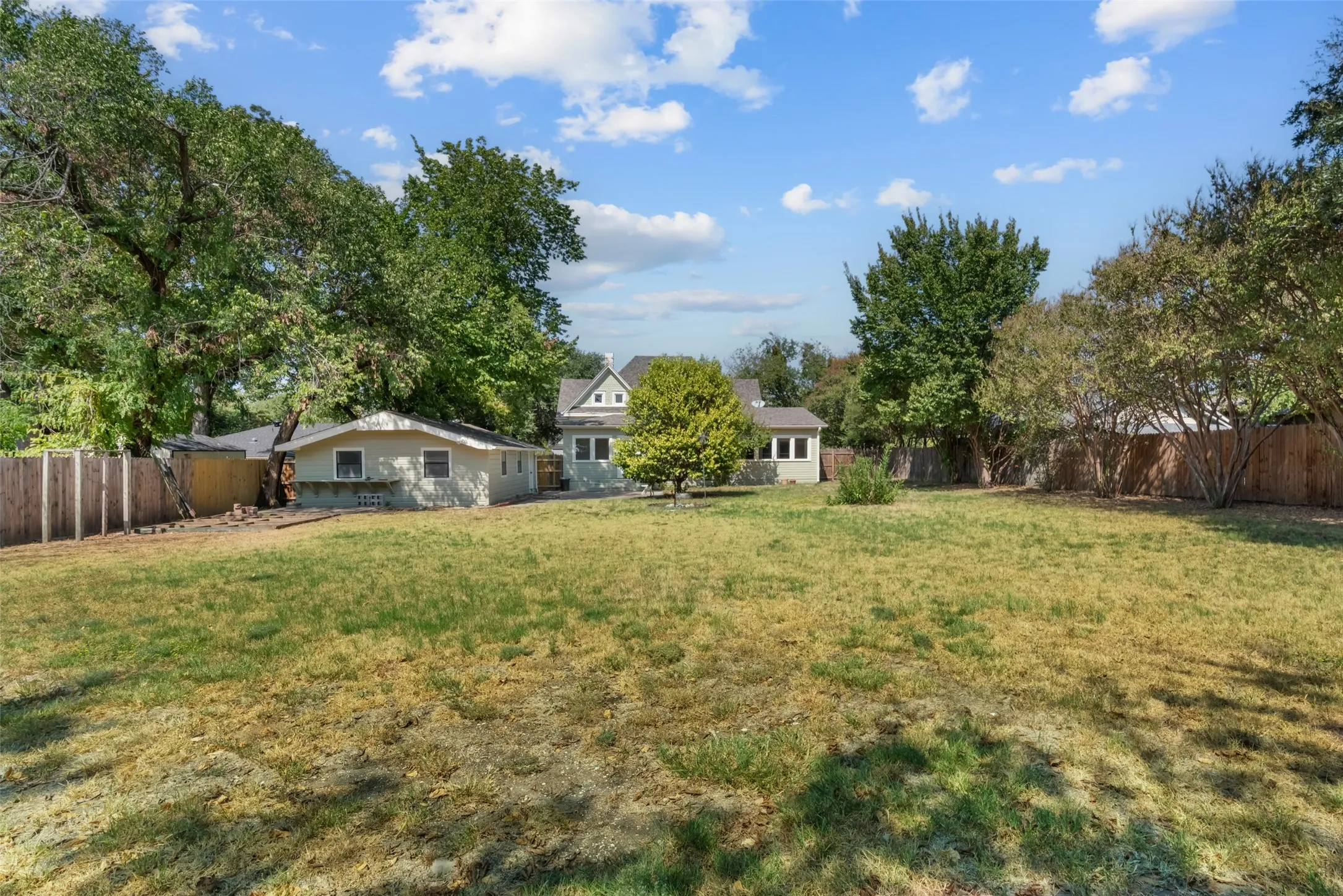 Single Family Residence For Sale in Parker County , 206 E Josephine Street, Weatherford, Texas 76086, 3 Bedroom, 2 Bathroom, 1 Garage spaces, 2,075 Sqft, built in 1902, mls#21387263, Real Estate Agent in Weatherford, Homes For Sale in Parker county, Homes For Sale in Weatherford, Realtor in Weatherford Texas, Real Estate Brokerage Independent Realty Texas, Luminita Cordes Realtor