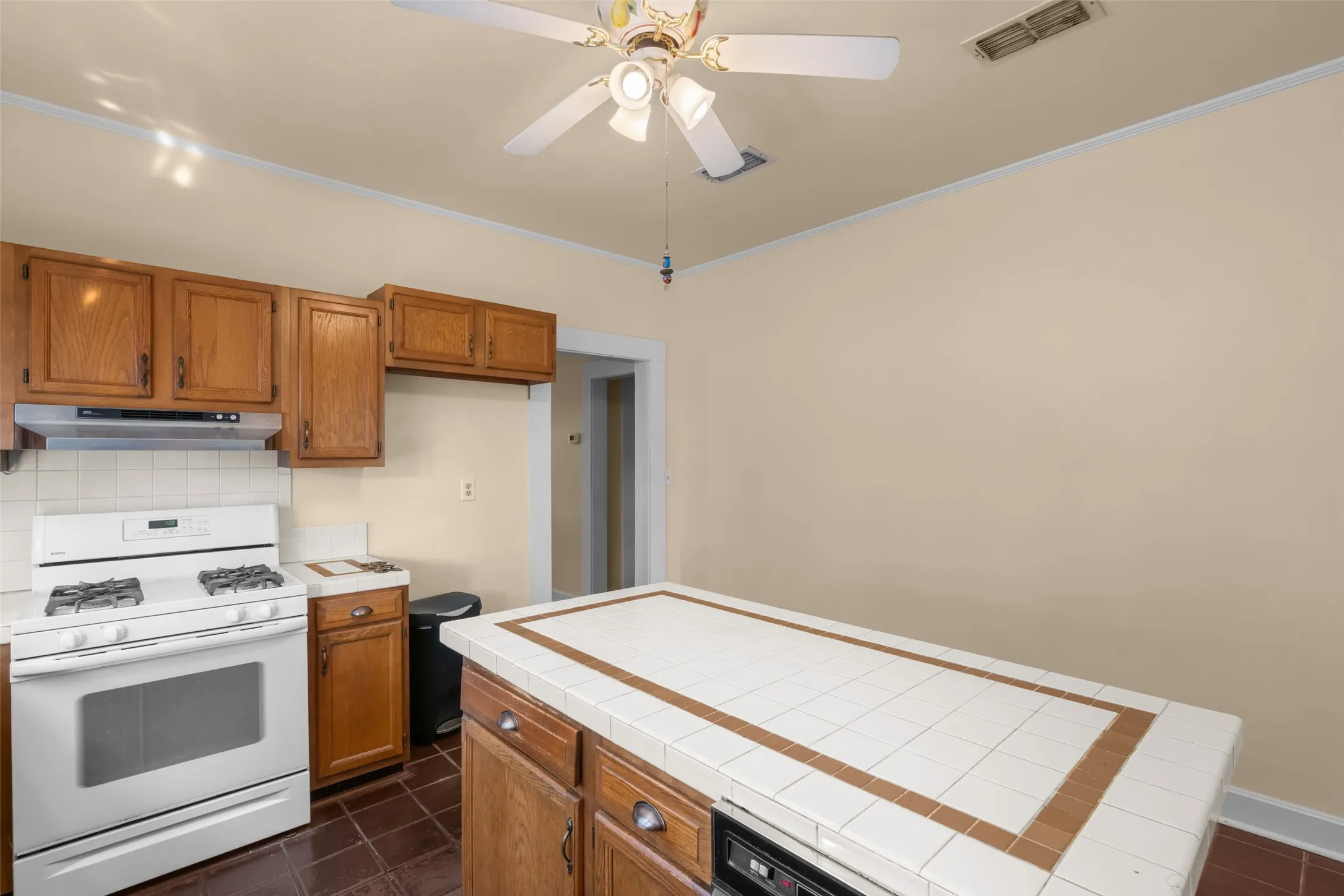 Single Family Residence For Sale in Parker County , 206 E Josephine Street, Weatherford, Texas 76086, 3 Bedroom, 2 Bathroom, 1 Garage spaces, 2,075 Sqft, built in 1902, mls#21387263, Real Estate Agent in Weatherford, Homes For Sale in Parker county, Homes For Sale in Weatherford, Realtor in Weatherford Texas, Real Estate Brokerage Independent Realty Texas, Luminita Cordes Realtor