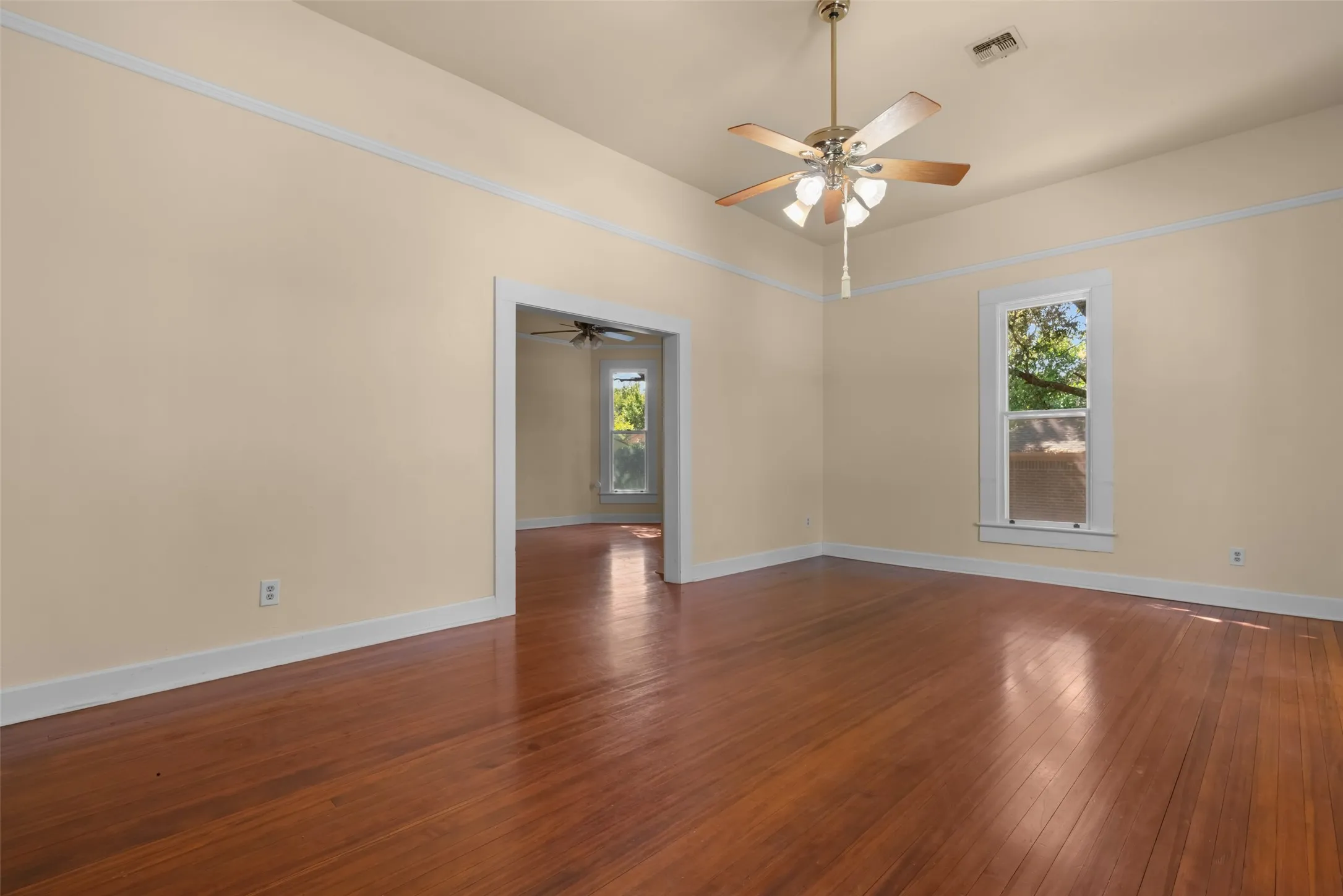 Single Family Residence For Sale in Parker County , 206 E Josephine Street, Weatherford, Texas 76086, 3 Bedroom, 2 Bathroom, 1 Garage spaces, 2,075 Sqft, built in 1902, mls#21387263, Real Estate Agent in Weatherford, Homes For Sale in Parker county, Homes For Sale in Weatherford, Realtor in Weatherford Texas, Real Estate Brokerage Independent Realty Texas, Luminita Cordes Realtor