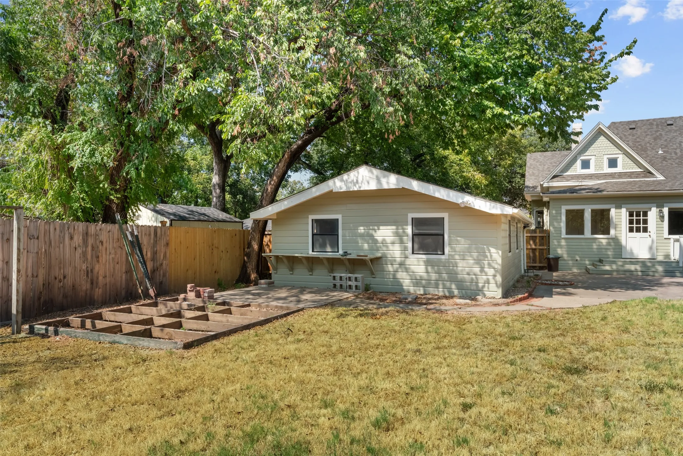 Single Family Residence For Sale in Parker County , 206 E Josephine Street, Weatherford, Texas 76086, 3 Bedroom, 2 Bathroom, 1 Garage spaces, 2,075 Sqft, built in 1902, mls#21387263, Real Estate Agent in Weatherford, Homes For Sale in Parker county, Homes For Sale in Weatherford, Realtor in Weatherford Texas, Real Estate Brokerage Independent Realty Texas, Luminita Cordes Realtor