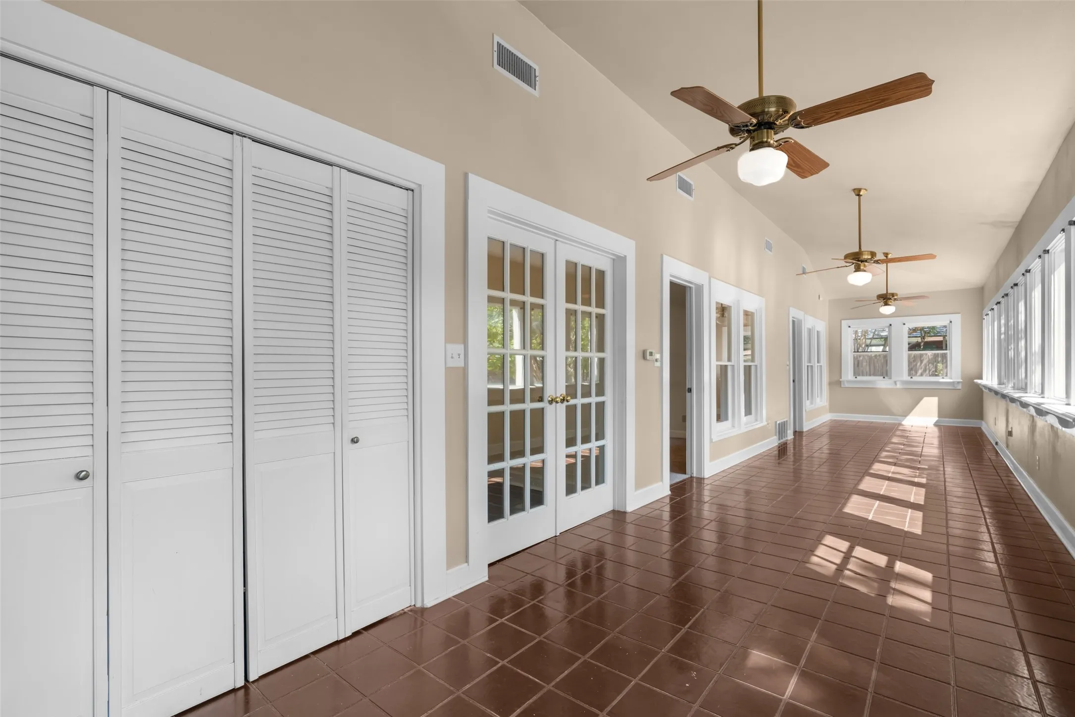 Single Family Residence For Sale in Parker County , 206 E Josephine Street, Weatherford, Texas 76086, 3 Bedroom, 2 Bathroom, 1 Garage spaces, 2,075 Sqft, built in 1902, mls#21387263, Real Estate Agent in Weatherford, Homes For Sale in Parker county, Homes For Sale in Weatherford, Realtor in Weatherford Texas, Real Estate Brokerage Independent Realty Texas, Luminita Cordes Realtor