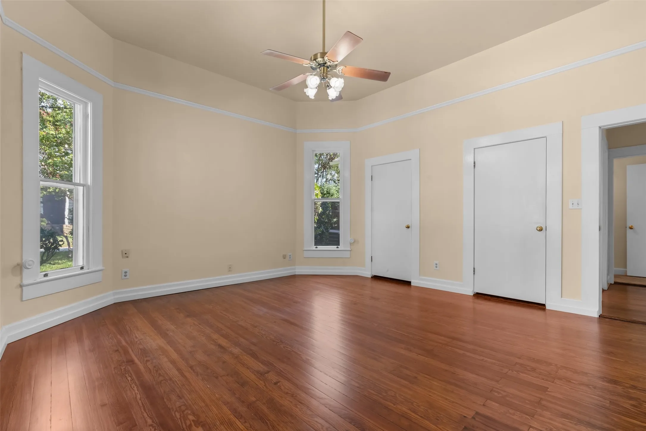Single Family Residence For Sale in Parker County , 206 E Josephine Street, Weatherford, Texas 76086, 3 Bedroom, 2 Bathroom, 1 Garage spaces, 2,075 Sqft, built in 1902, mls#21387263, Real Estate Agent in Weatherford, Homes For Sale in Parker county, Homes For Sale in Weatherford, Realtor in Weatherford Texas, Real Estate Brokerage Independent Realty Texas, Luminita Cordes Realtor