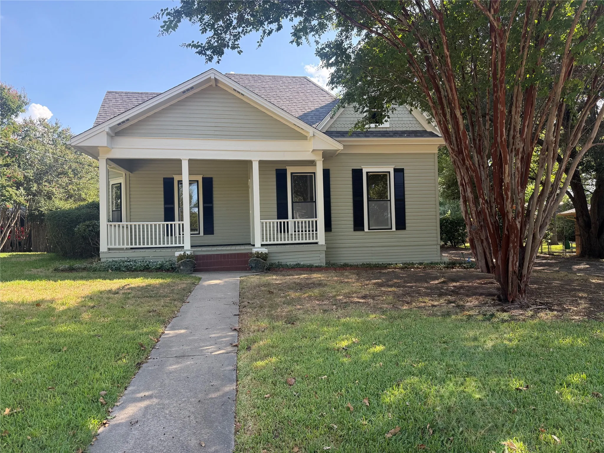 Single Family Residence For Sale in Parker County , 206 E Josephine Street, Weatherford, Texas 76086, 3 Bedroom, 2 Bathroom, 1 Garage spaces, 2,075 Sqft, built in 1902, mls#21387263, Real Estate Agent in Weatherford, Homes For Sale in Parker county, Homes For Sale in Weatherford, Realtor in Weatherford Texas, Real Estate Brokerage Independent Realty Texas, Luminita Cordes Realtor