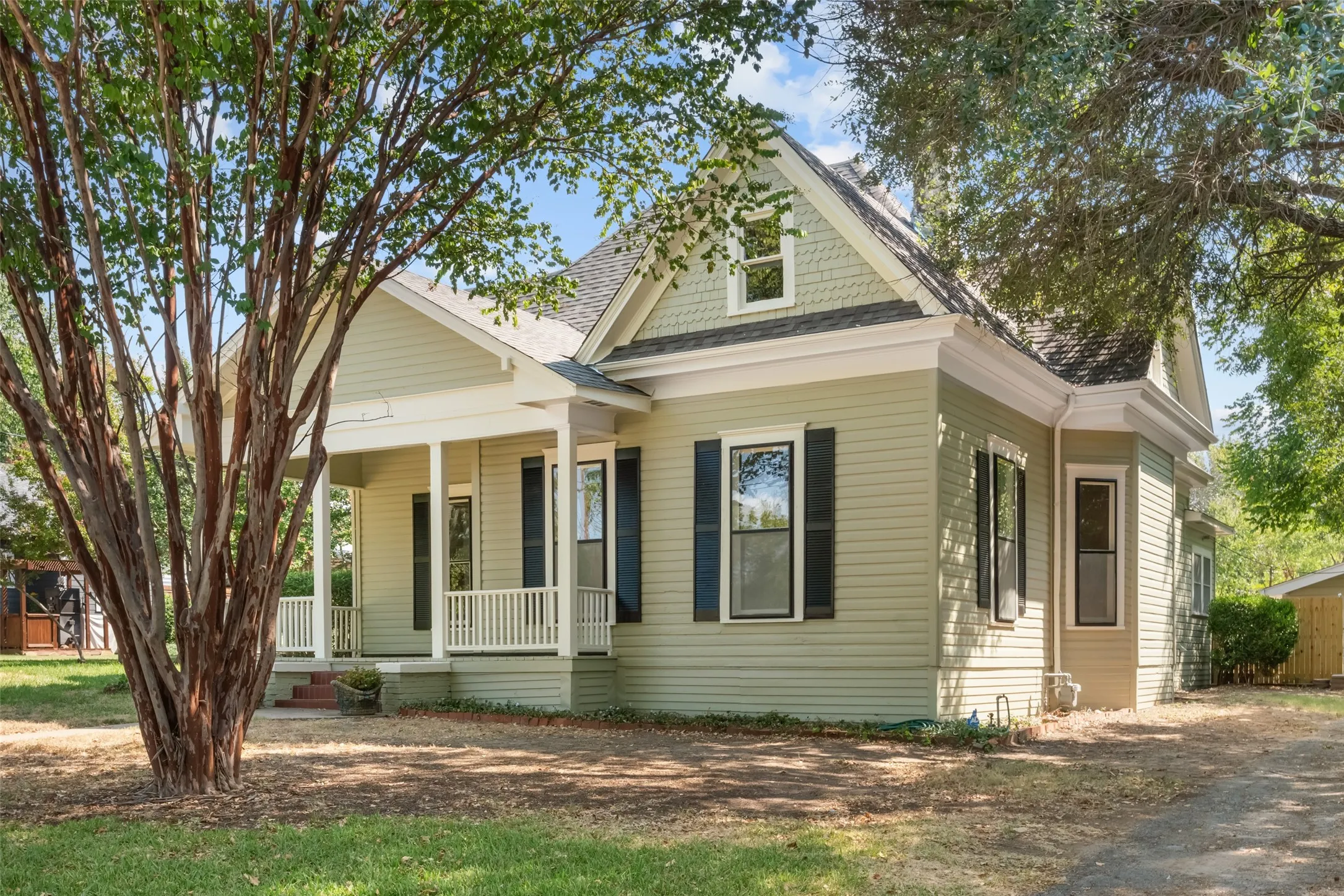 Single Family Residence For Sale in Parker County , 206 E Josephine Street, Weatherford, Texas 76086, 3 Bedroom, 2 Bathroom, 1 Garage spaces, 2,075 Sqft, built in 1902, mls#21387263, Real Estate Agent in Weatherford, Homes For Sale in Parker county, Homes For Sale in Weatherford, Realtor in Weatherford Texas, Real Estate Brokerage Independent Realty Texas, Luminita Cordes Realtor