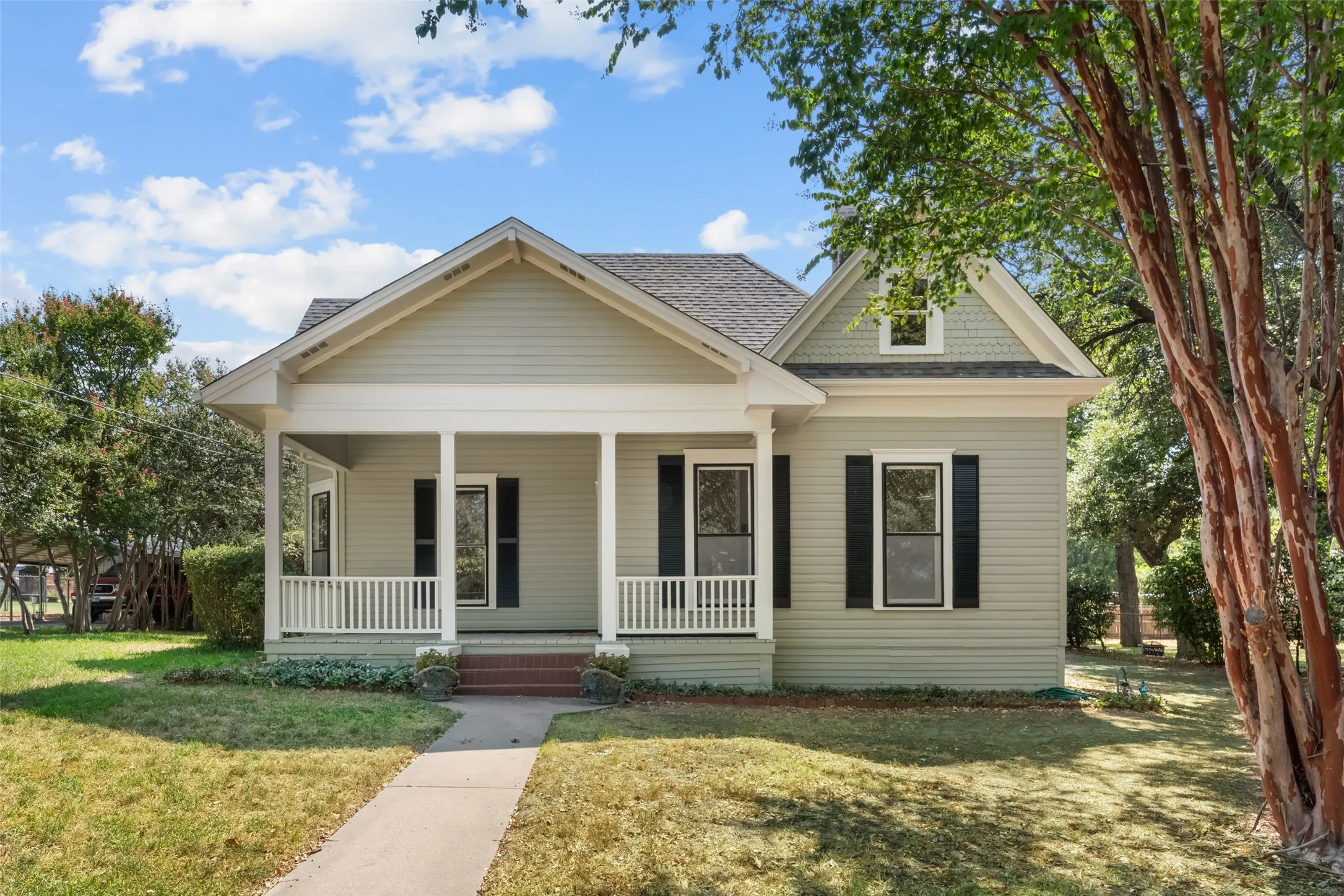 Single Family Residence For Sale in Parker County , 206 E Josephine Street, Weatherford, Texas 76086, 3 Bedroom, 2 Bathroom, 1 Garage spaces, 2,075 Sqft, built in 1902, mls#21387263, Real Estate Agent in Weatherford, Homes For Sale in Parker county, Homes For Sale in Weatherford, Realtor in Weatherford Texas, Real Estate Brokerage Independent Realty Texas, Luminita Cordes Realtor