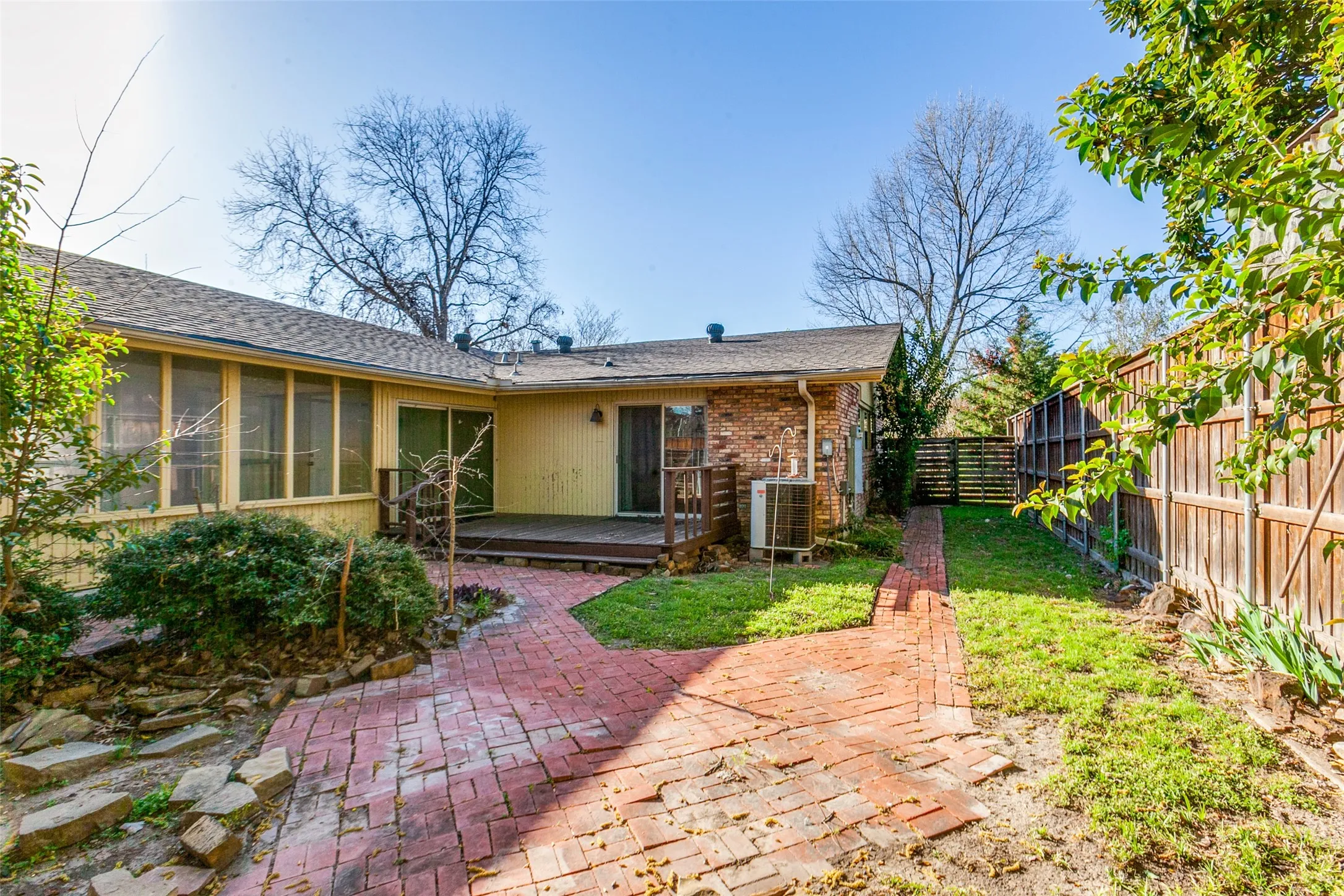 Single Family Residence For Sale in Dallas County , 9759 Shoreview Road, Dallas, Texas 75238, 3 Bedroom, 2 Bathroom, Garage spaces, 2,097 Sqft, built in 1960, mls#21387065, Real Estate Agent in Dallas, Homes For Sale in Dallas county, Homes For Sale in Dallas, Realtor in Dallas Texas, Real Estate Brokerage Independent Realty Texas, Luminita Cordes Realtor