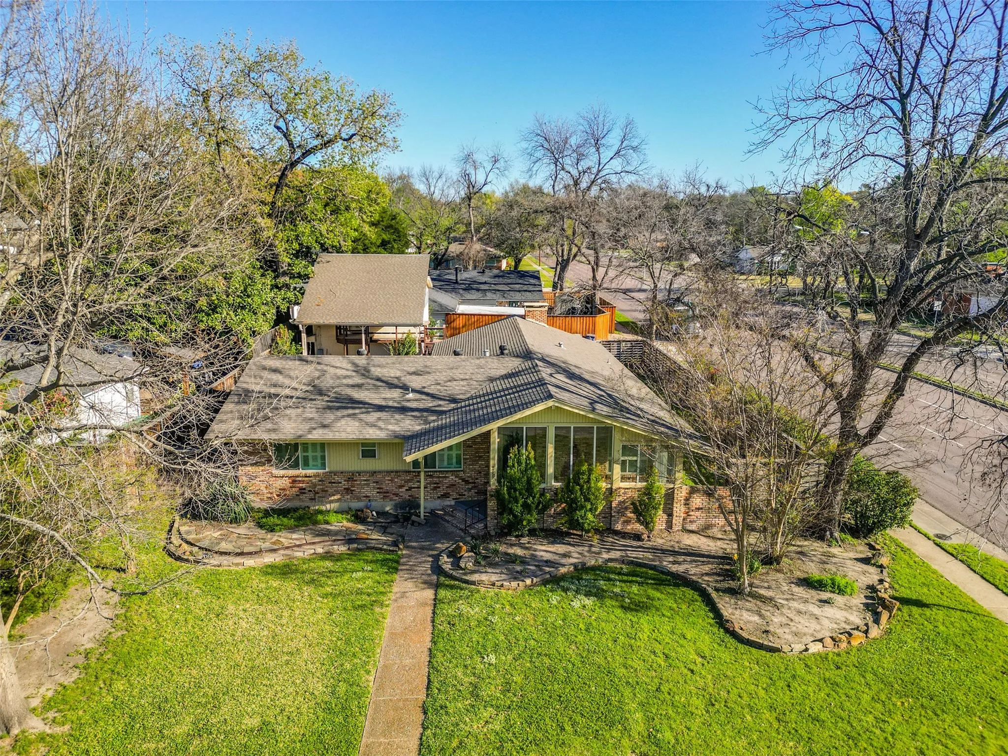 Single Family Residence For Sale in Dallas County , 9759 Shoreview Road, Dallas, Texas 75238, 3 Bedroom, 2 Bathroom, Garage spaces, 2,097 Sqft, built in 1960, mls#21387065, Real Estate Agent in Dallas, Homes For Sale in Dallas county, Homes For Sale in Dallas, Realtor in Dallas Texas, Real Estate Brokerage Independent Realty Texas, Luminita Cordes Realtor