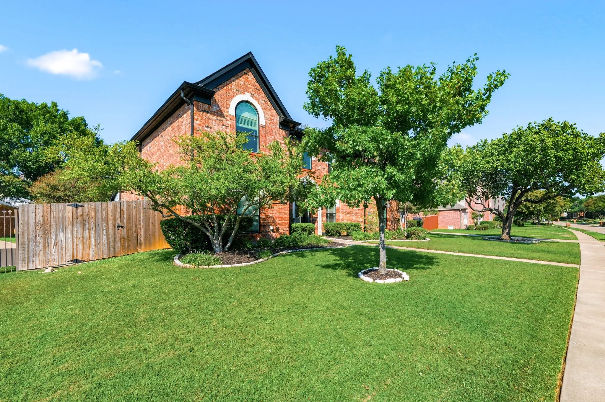 Single Family Residence For Sale in Tarrant County , 1720 Water Lily Drive, Southlake, Texas 76092, 5 Bedroom, 4 Bathroom, 2 Garage spaces, 4,802 Sqft, built in 1997, mls#21386567, Real Estate Agent in Southlake, Homes For Sale in Tarrant county, Homes For Sale in Southlake, Realtor in Southlake Texas, Real Estate Brokerage Independent Realty Texas, Luminita Cordes Realtor