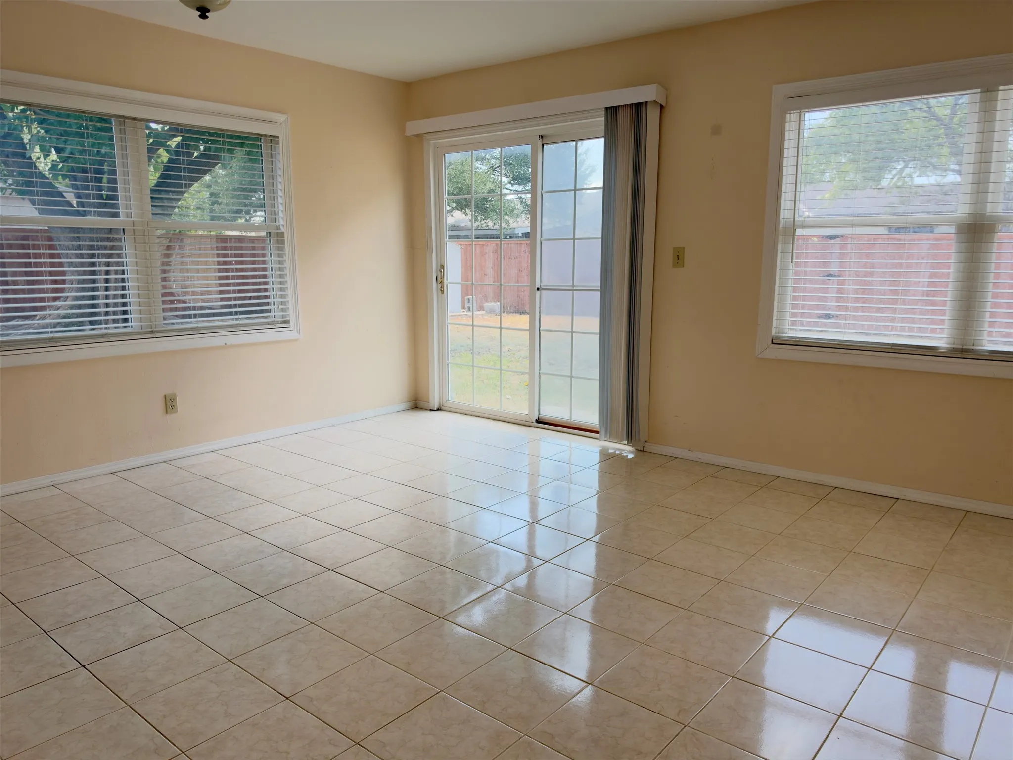 Single Family Residence For Rent in Denton County , 5716 Pearce Street, The Colony, Texas 75056, 2 Bedroom, 2 Bathroom, 1 Garage spaces, 1,364 Sqft, built in 1983, mls#21387269, Real Estate Agent in The Colony, Homes For Rent in Denton county, Homes For Rent in The Colony, Realtor in The Colony Texas, Real Estate Brokerage Independent Realty Texas, Luminita Cordes Realtor